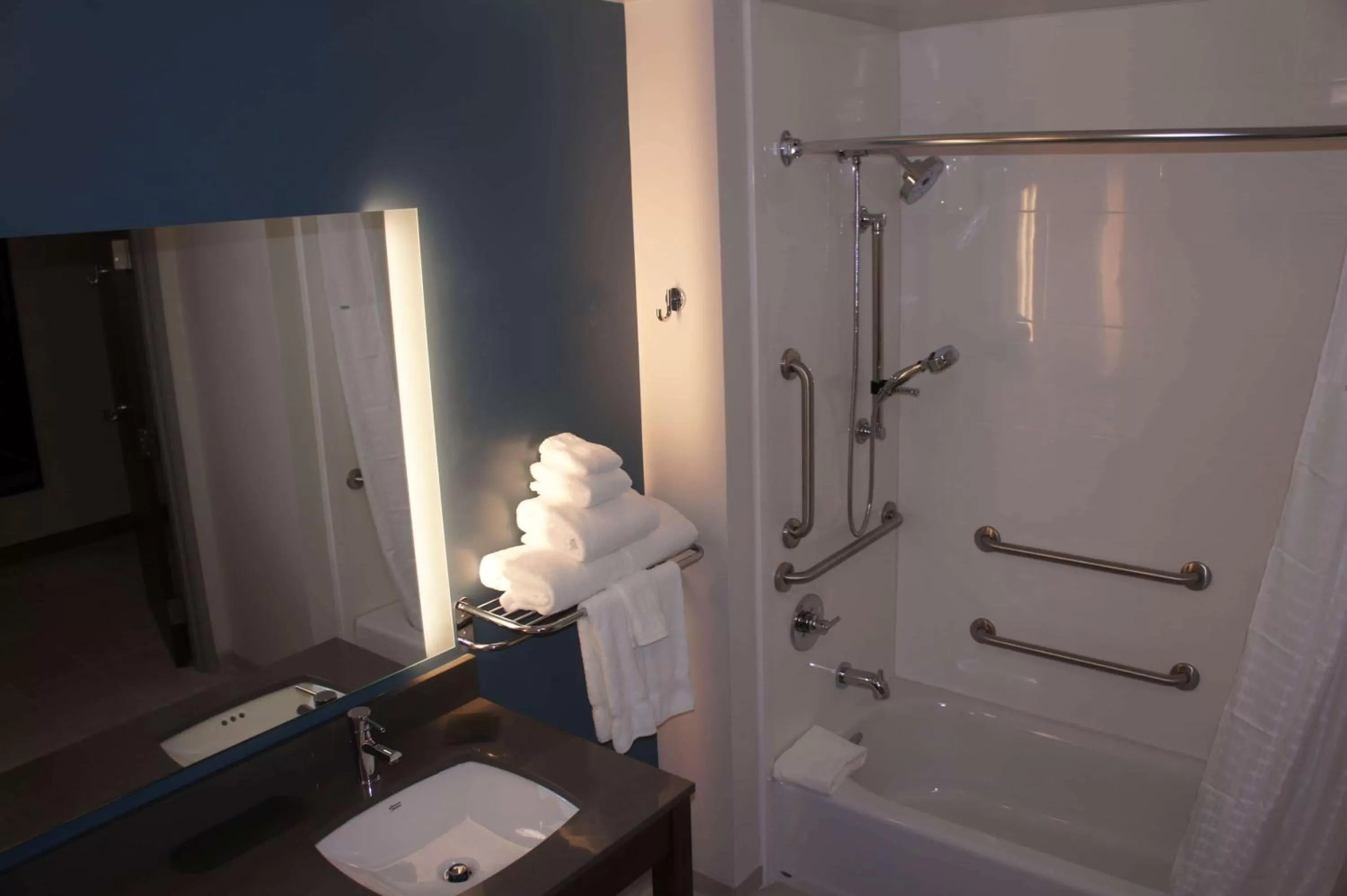 Deluxe King Room with Bathtub with Grab Bars - Mobility Accessible/Non-Smoking in La Quinta Inn & Suites by Wyndham Littleton-Red Rocks