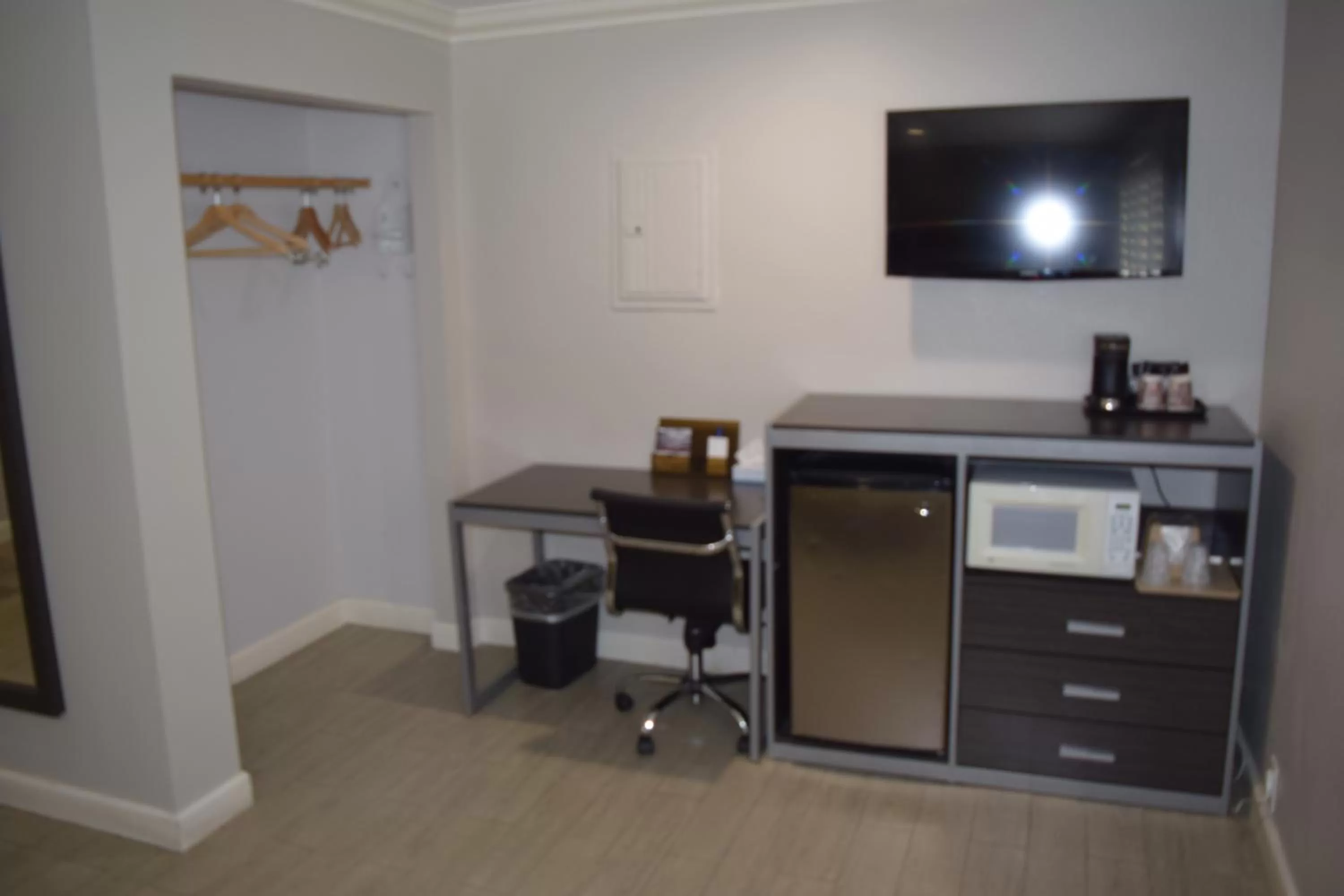 King Room - Smoking  in Deluxe Inn Hawthorne/ LAX