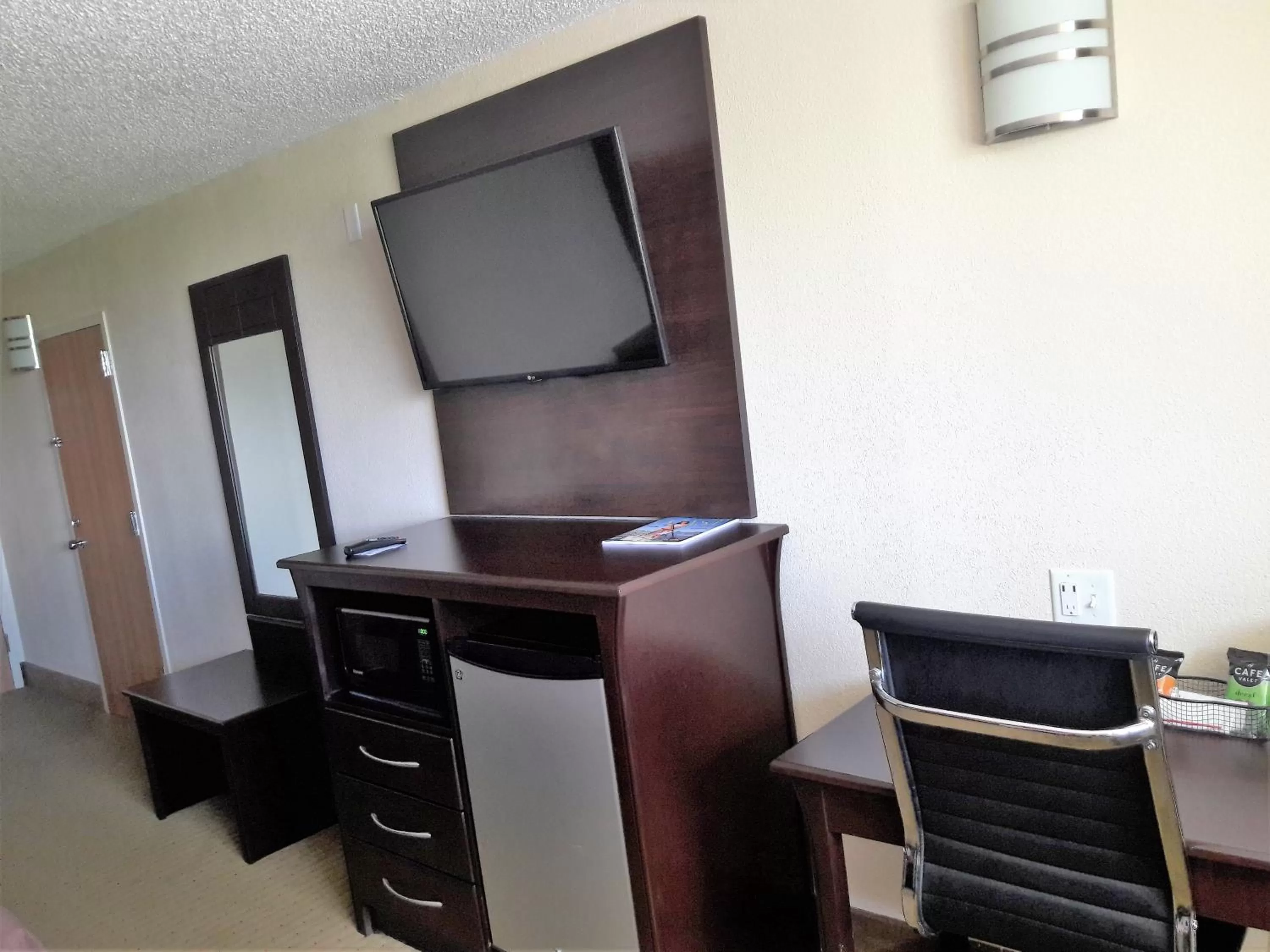 Queen Room with Two Queen Beds - Non-Smoking in Americas Best Value Inn & Suites-Texas City/La Marque