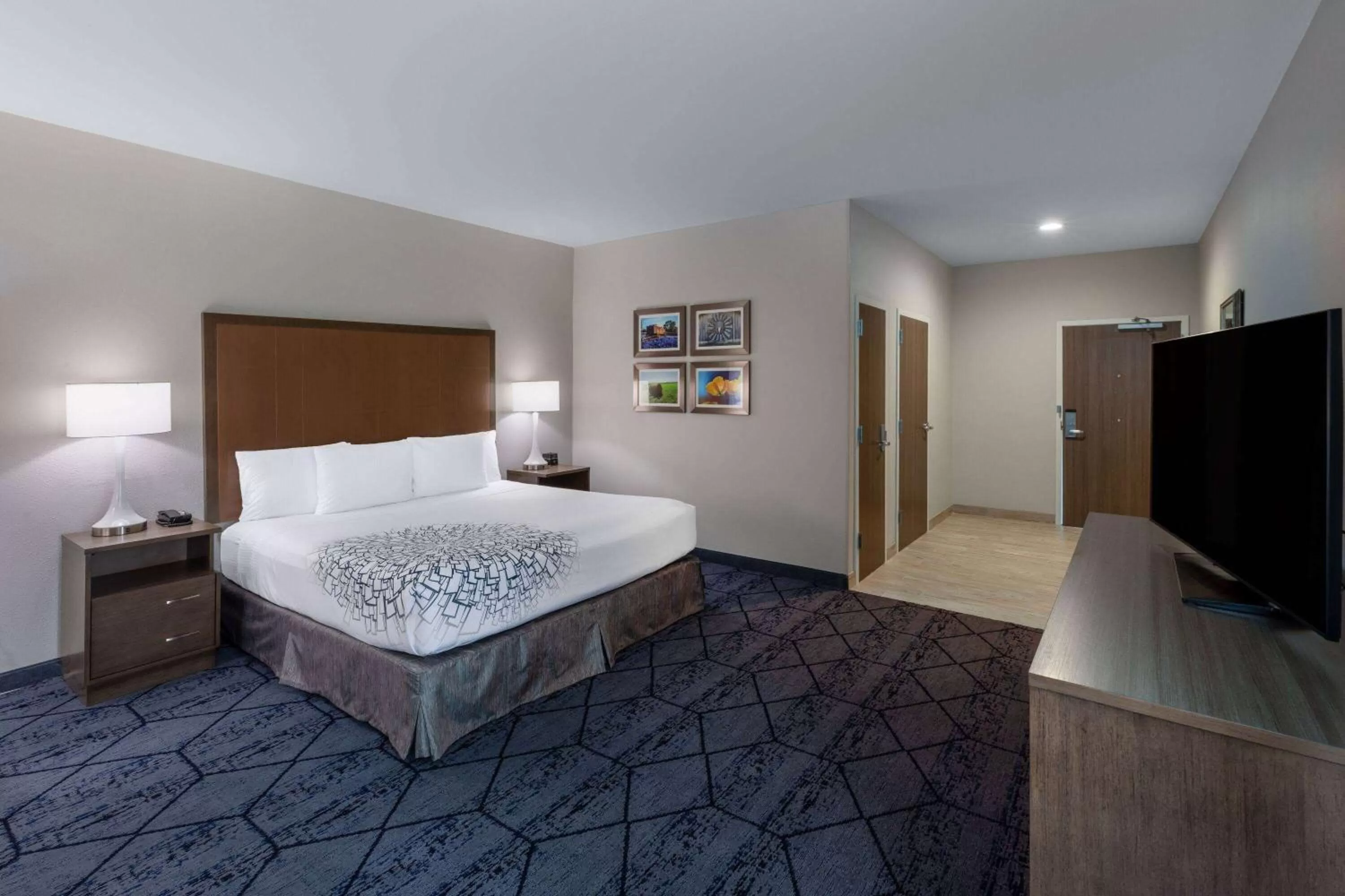 King Suite with Sofa Bed - Mobility Access/Non-Smoking in La Quinta Inn & Suites by Wyndham Round Rock near Kalahari