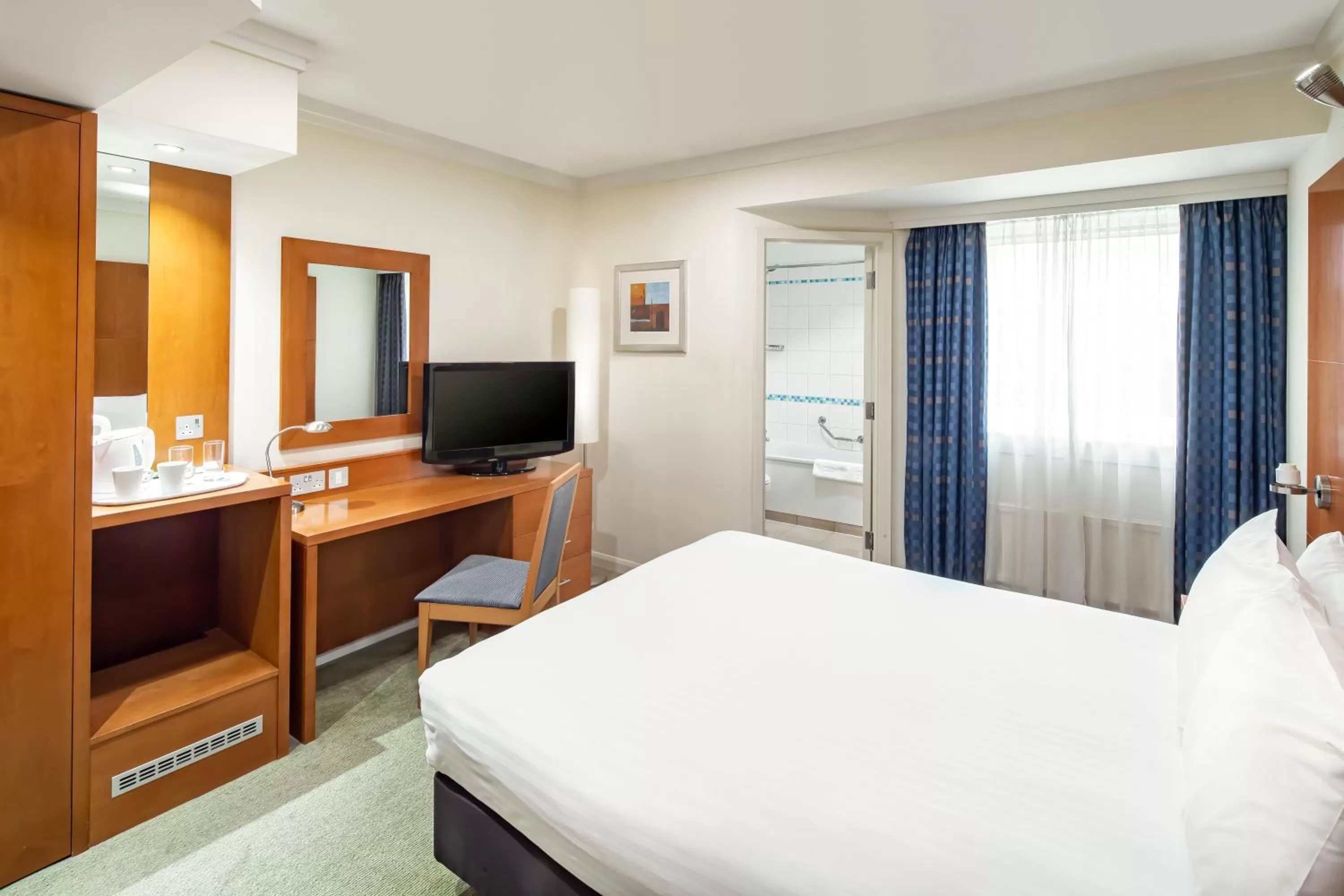 Family Room with interconnecting Queen Bed and Two Twin Beds in Holiday Inn Basingstoke by IHG