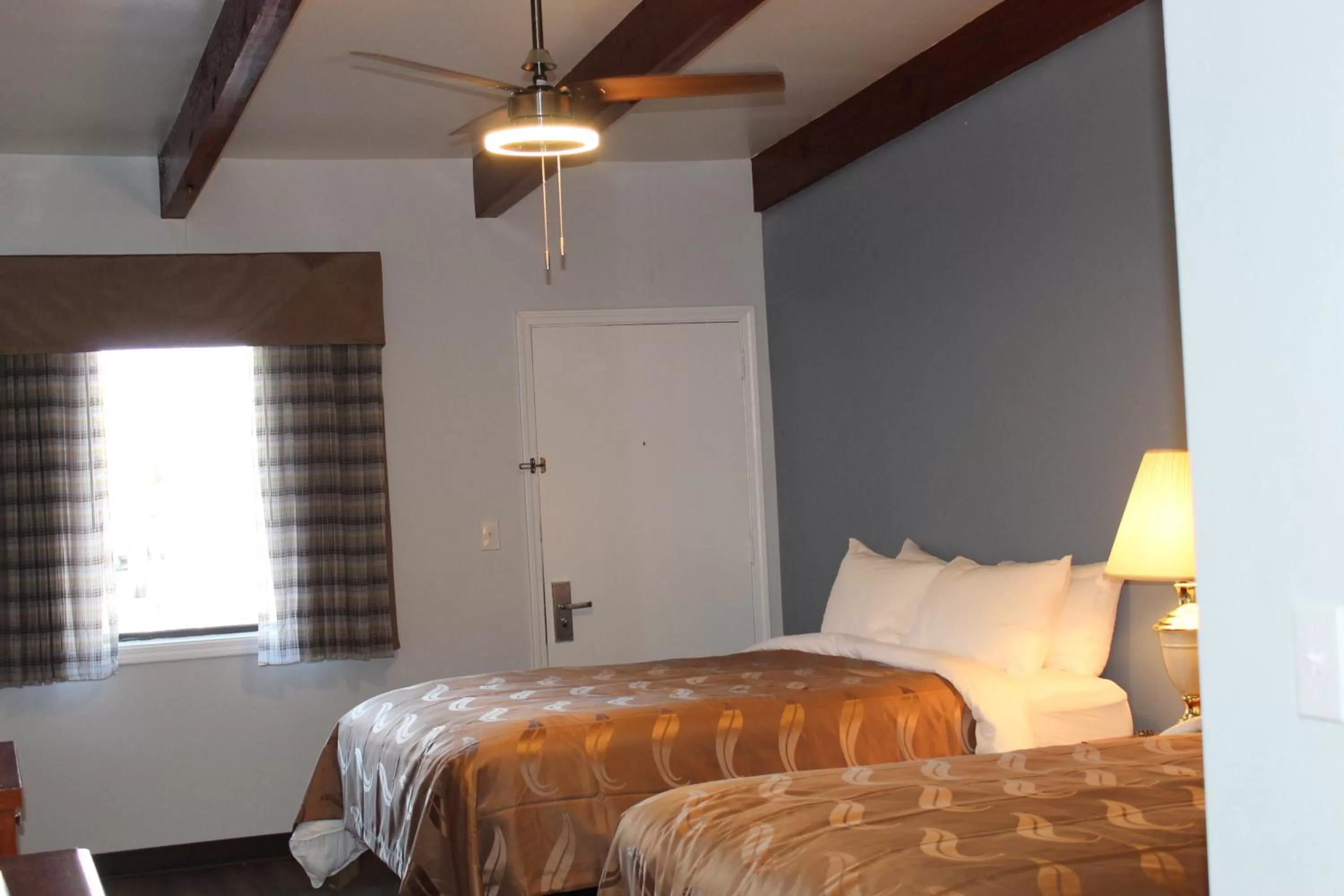 Standard Queen Room with Two Queen Beds - Non Smoking  in Quality Inn - On The Lake Clarksville-Boydton