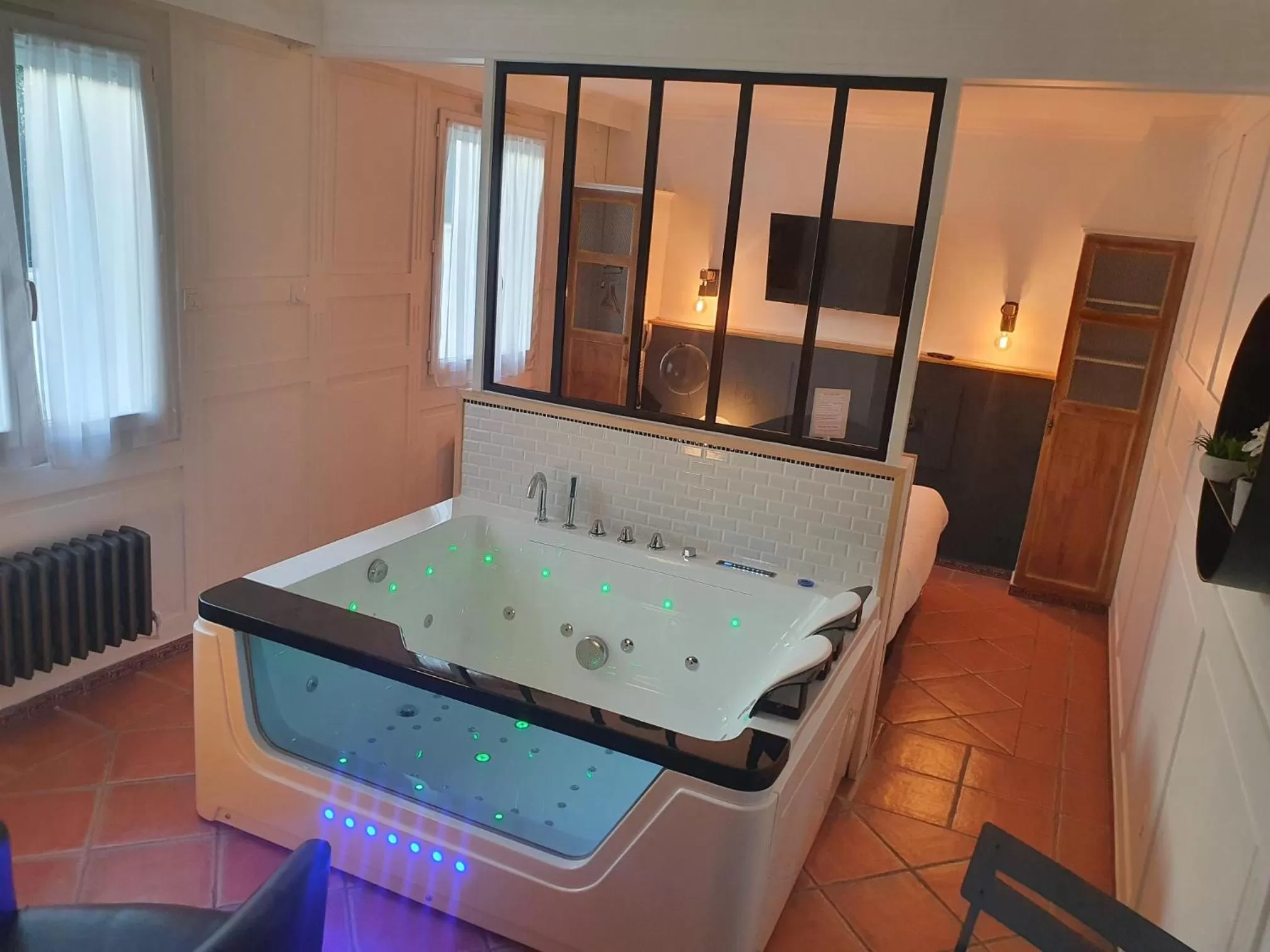 Balneo Suite in The Originals Boutique, Clair Hôtel, Martigues