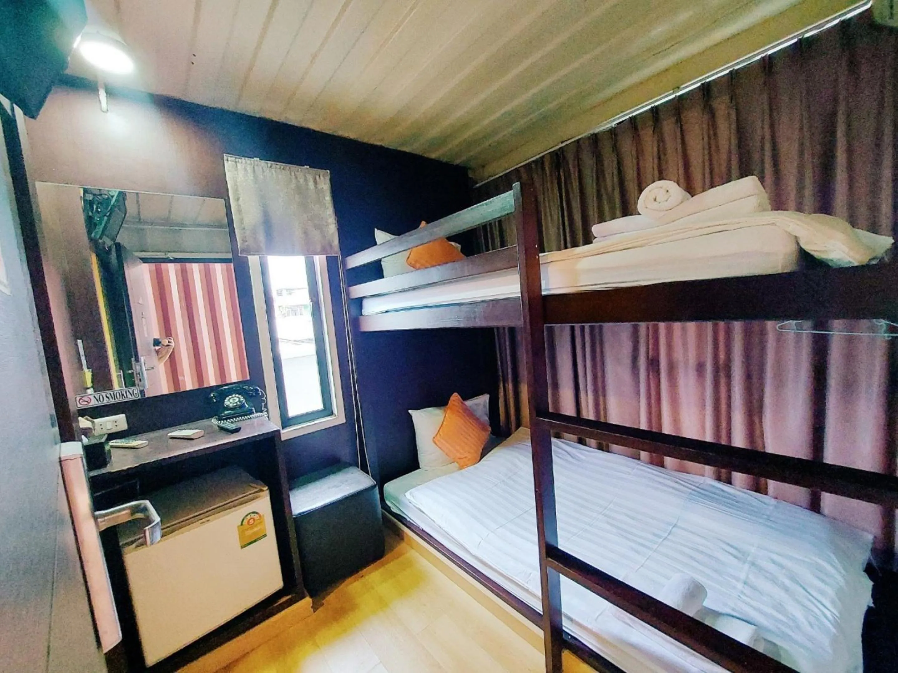 Budget Twin Room in Retro Box Hotel Chumphon