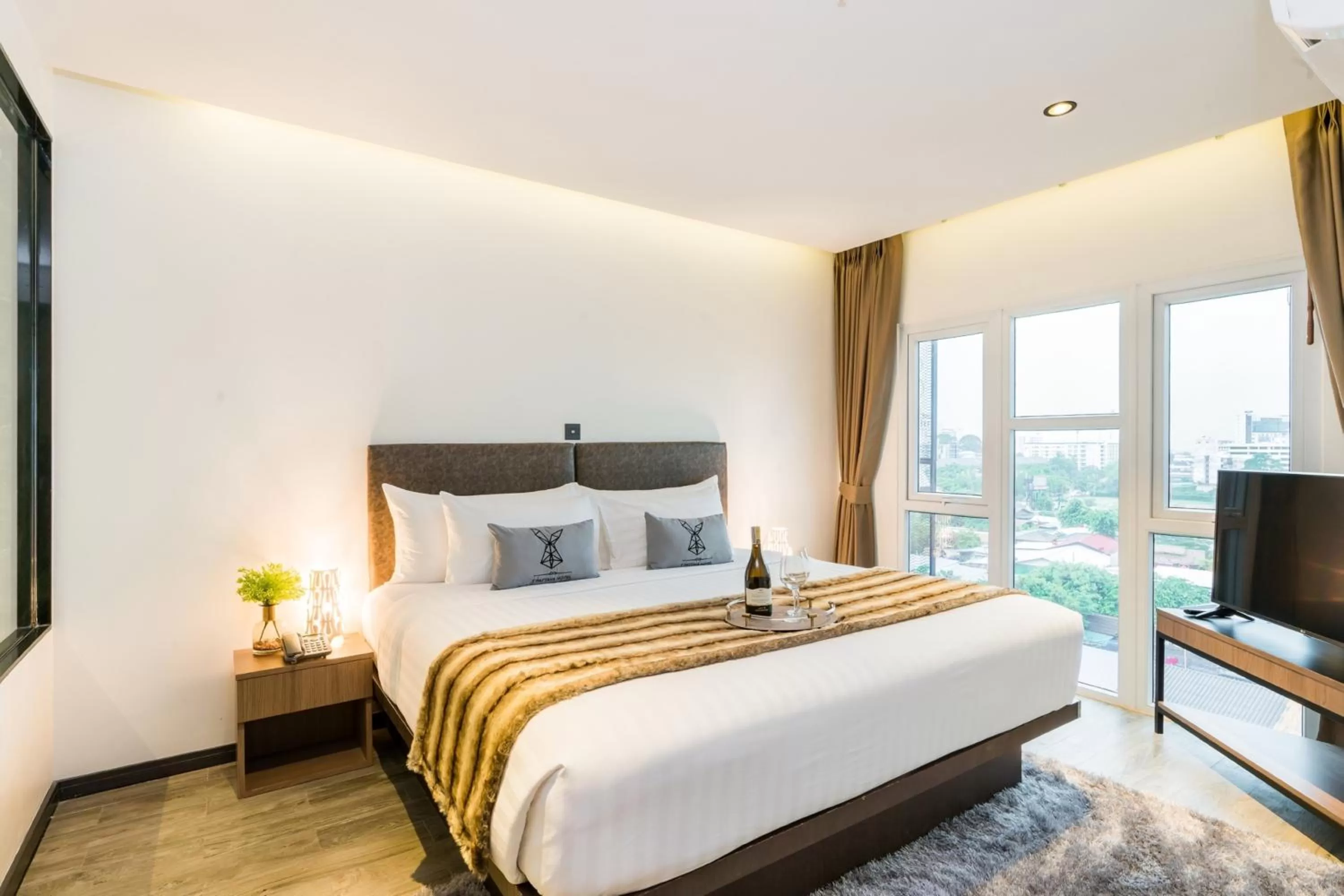 Deluxe Suite in SureStay Plus by Best Western T Pattaya