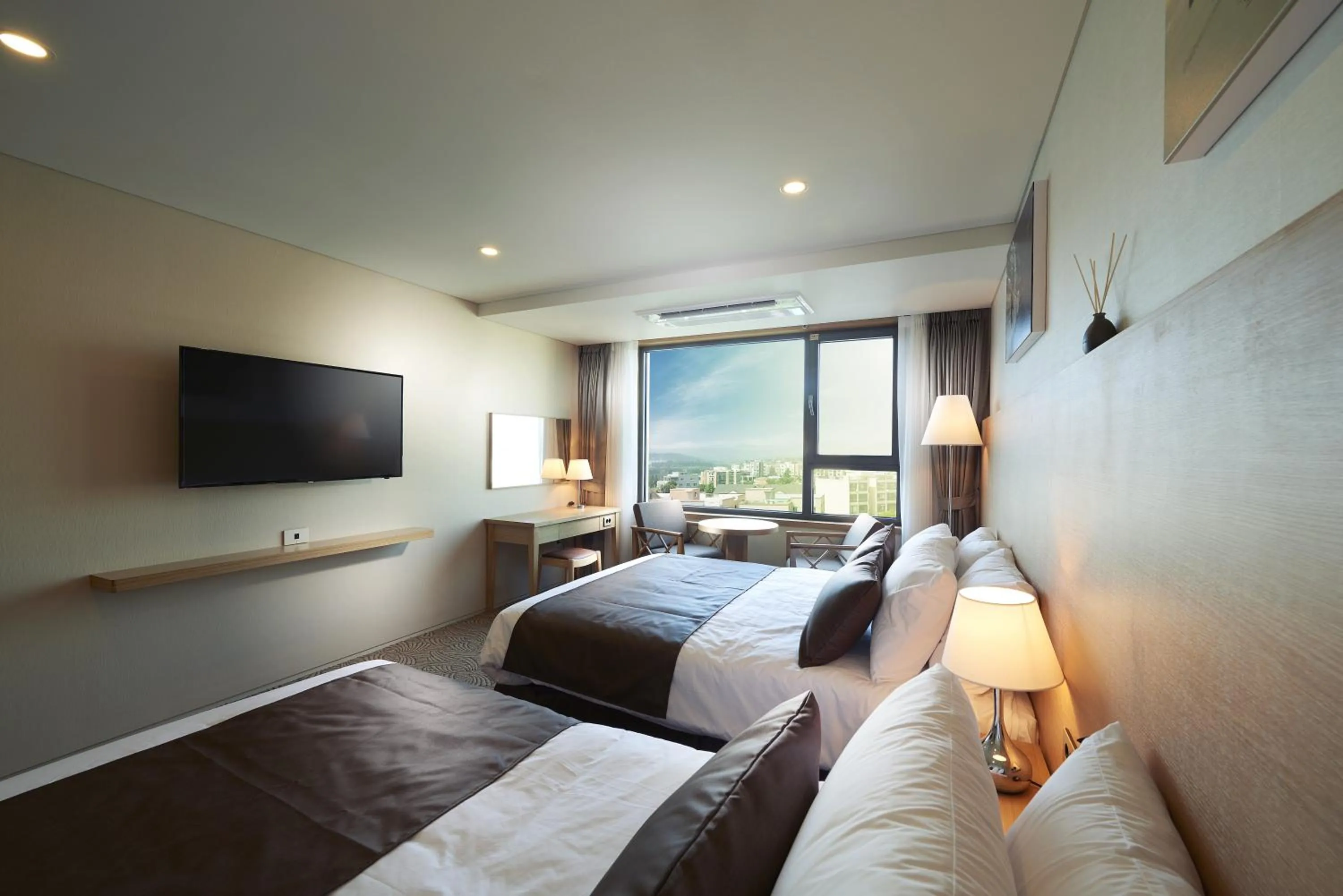 Deluxe Twin Room with Mountain View in Benikea Jungmun Hotel