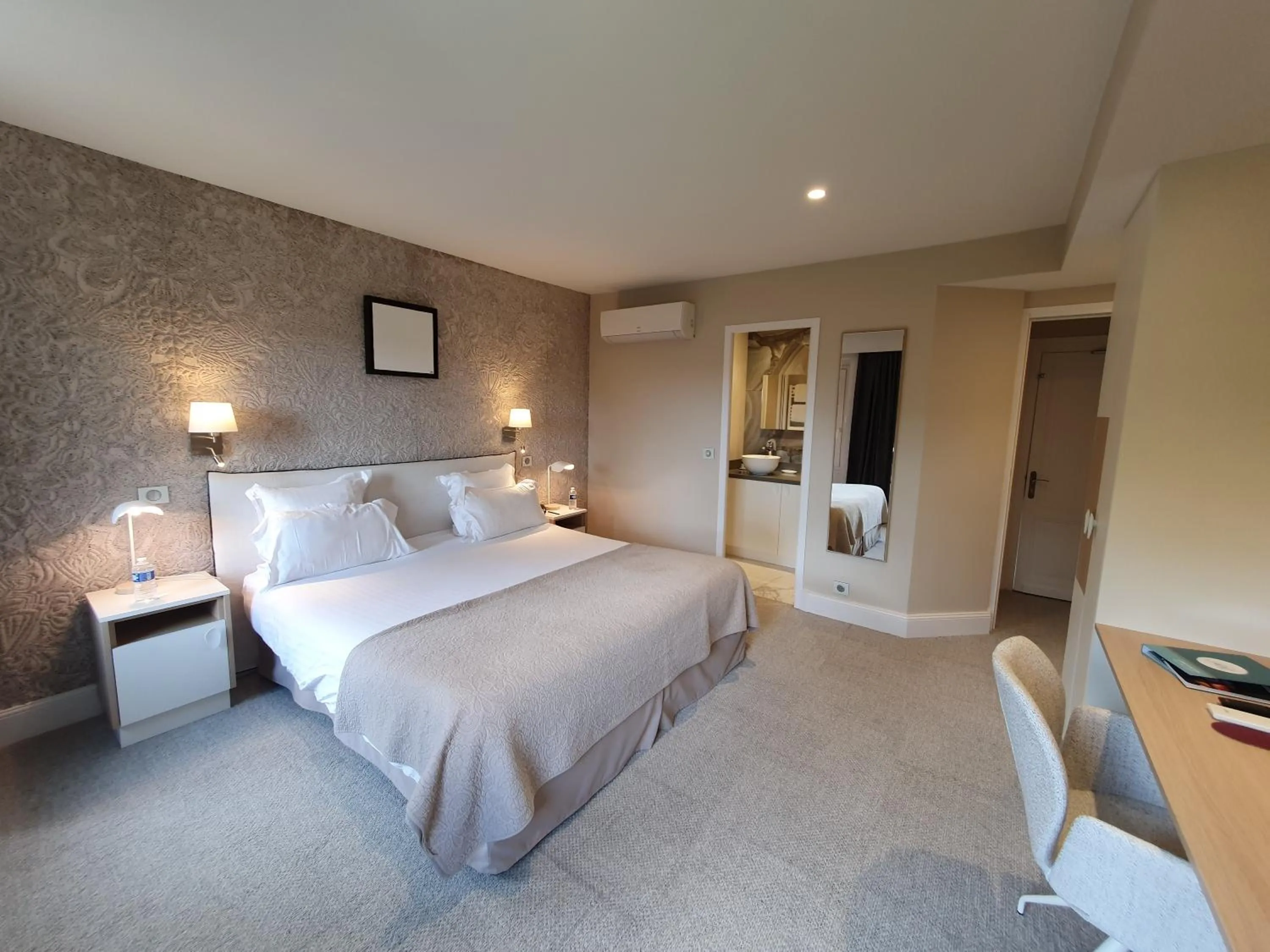 Superior Double Room with Garden View in Hotel The Originals Residence de Rohan (EX RELAIS DU SILENCE)