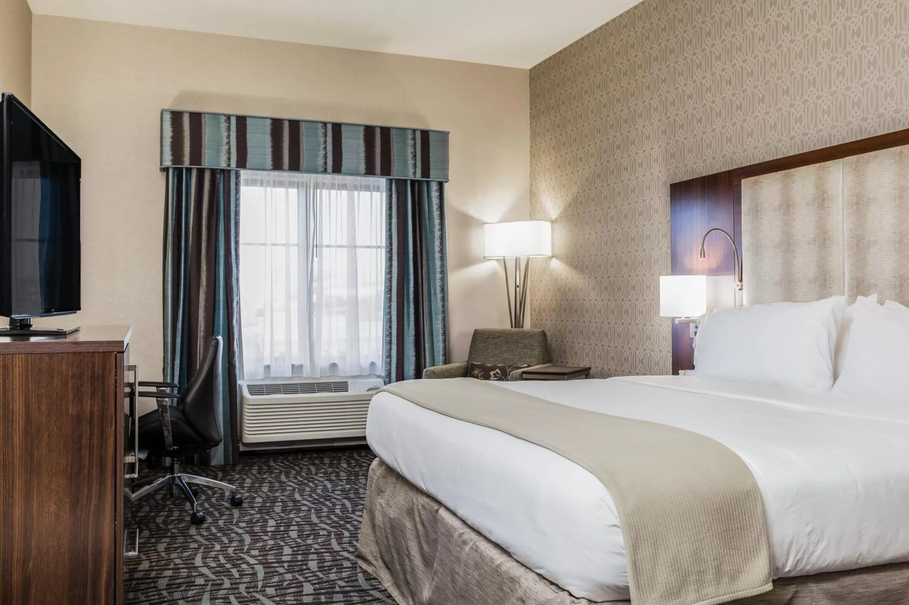 Standard King Room in Holiday Inn Express & Suites Eureka by IHG
