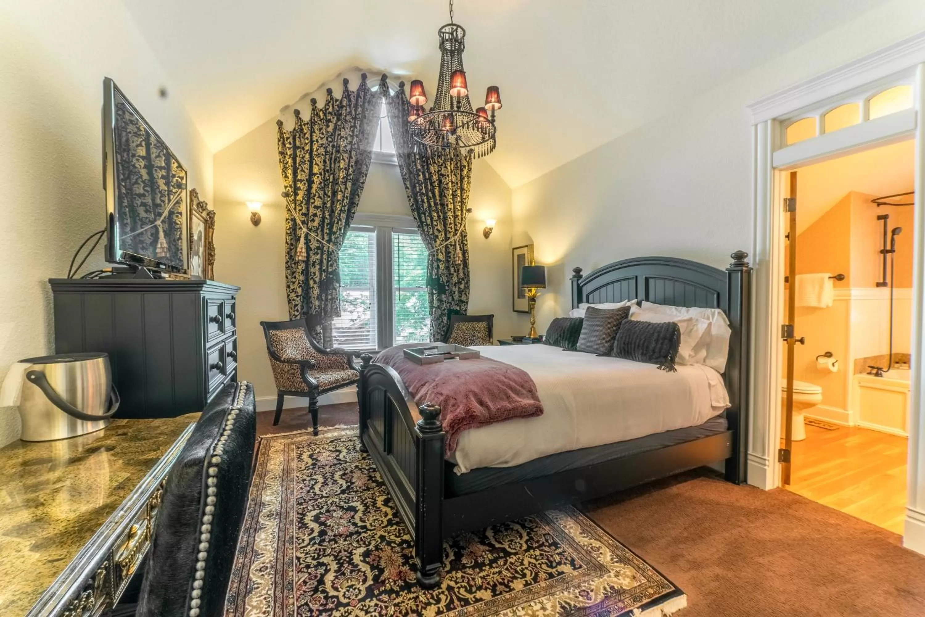 Deluxe Queen Room with Spa Bath - single occupancy in The Victoria Bed & Breakfast