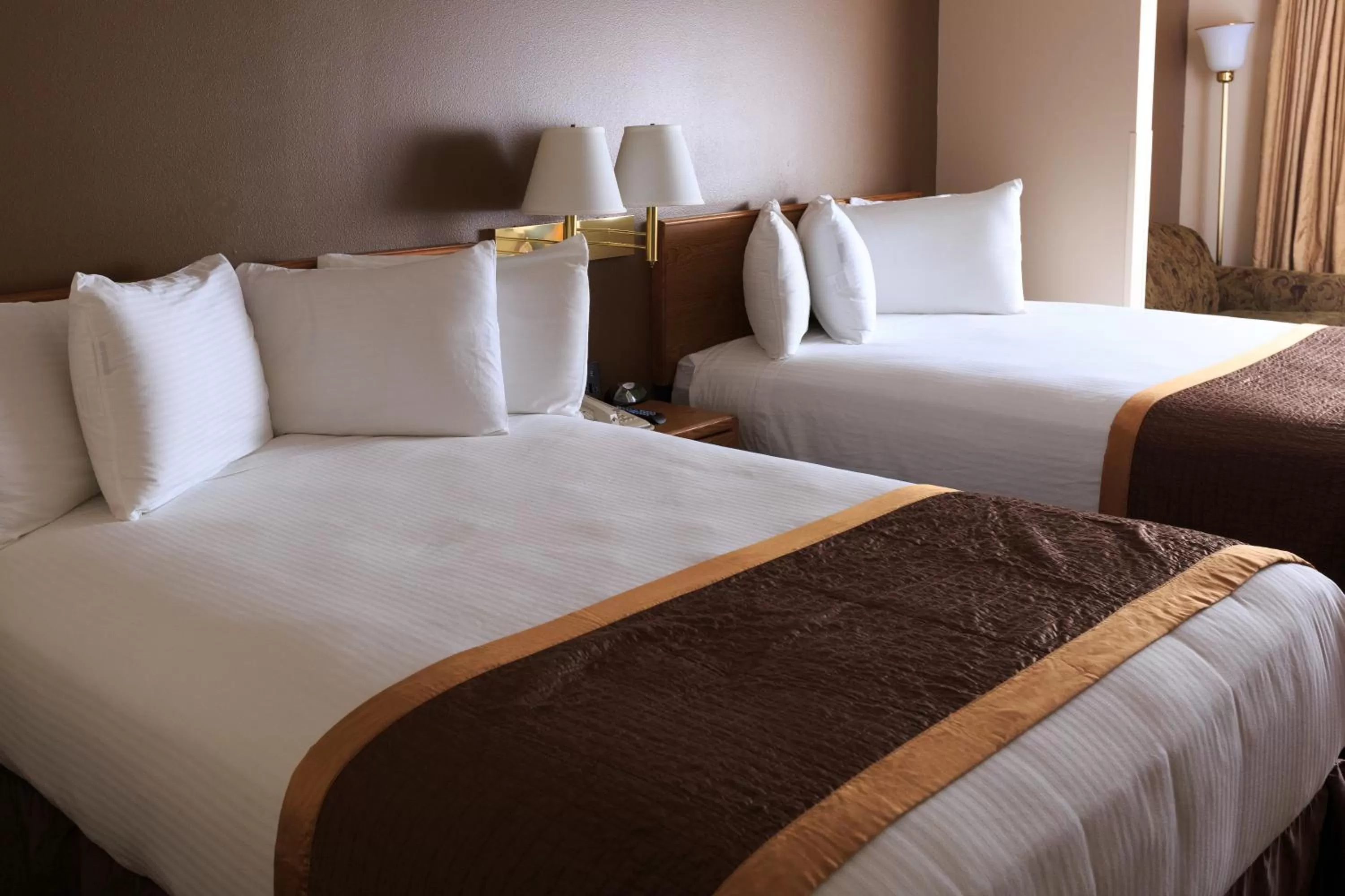 Double Queen Suite in New Victorian Inn & Suites Lincoln