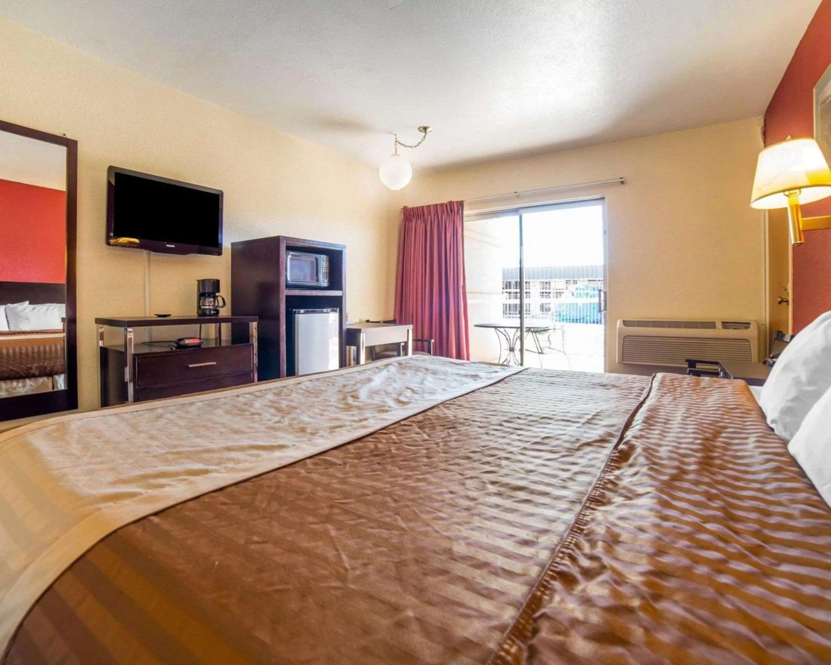 Queen Room - Accessible/Non-Smoking in Rodeway Inn at Lake Powell