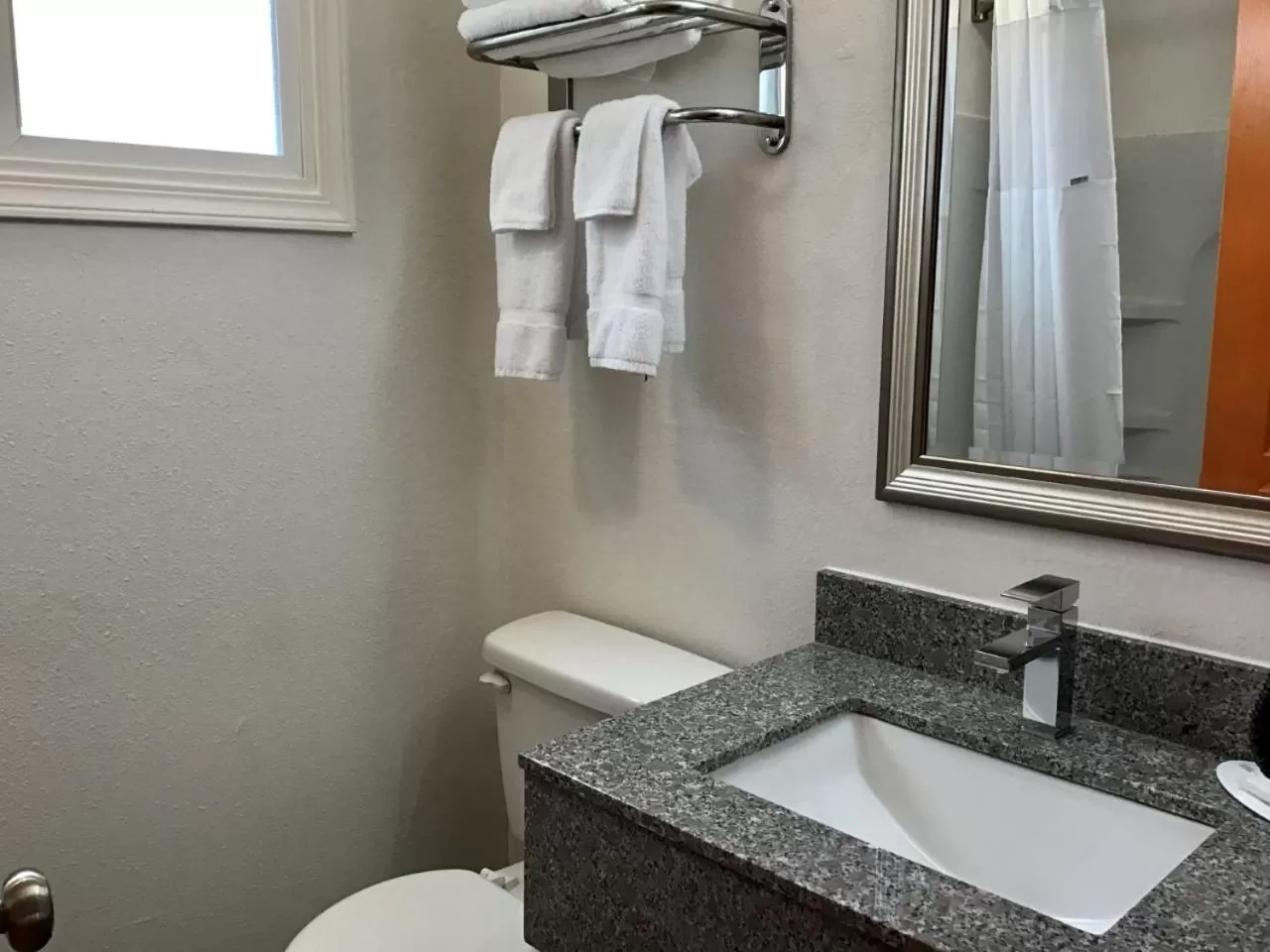 1 Queen Bed, Mobility Accessible Room, Bathtub w/ Grab Bars, Non-Smoking in Howard Johnson by Wyndham Spokane