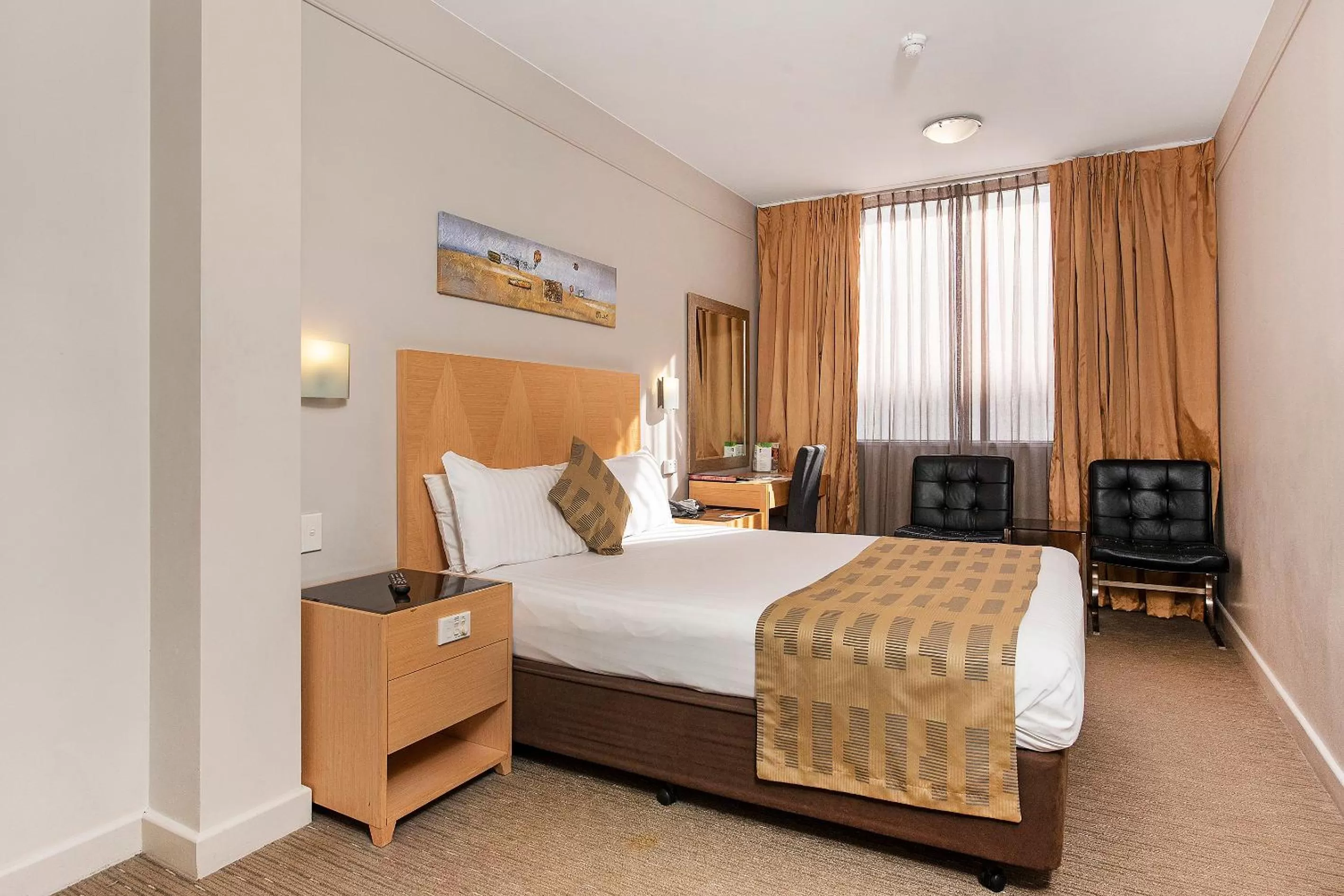 Standard Queen Room in Quality Hotel Ambassador Perth
