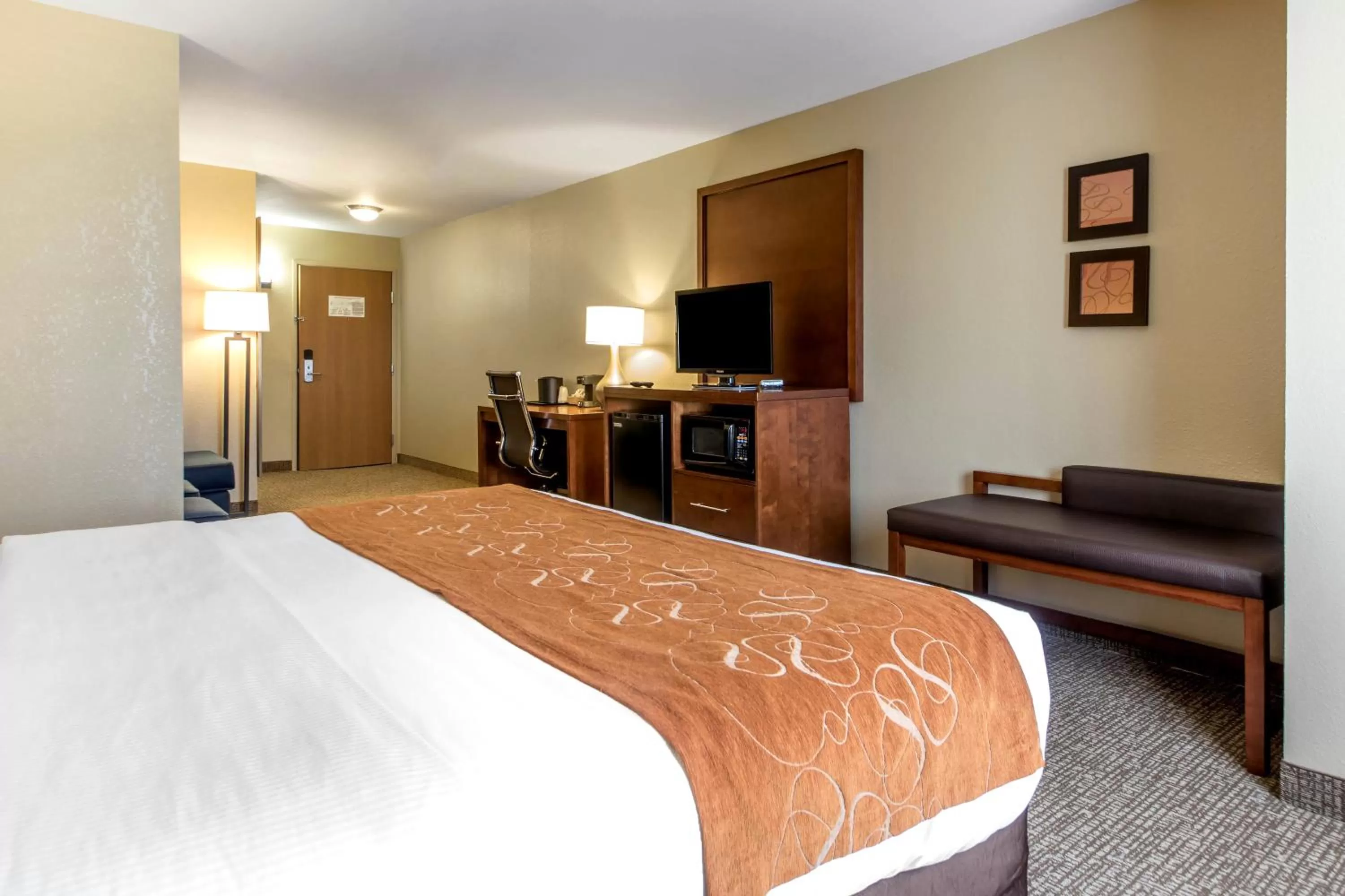 King Suite First Floor - Accessible/Non-Smoking in Comfort Suites Johnson Creek Conference Center