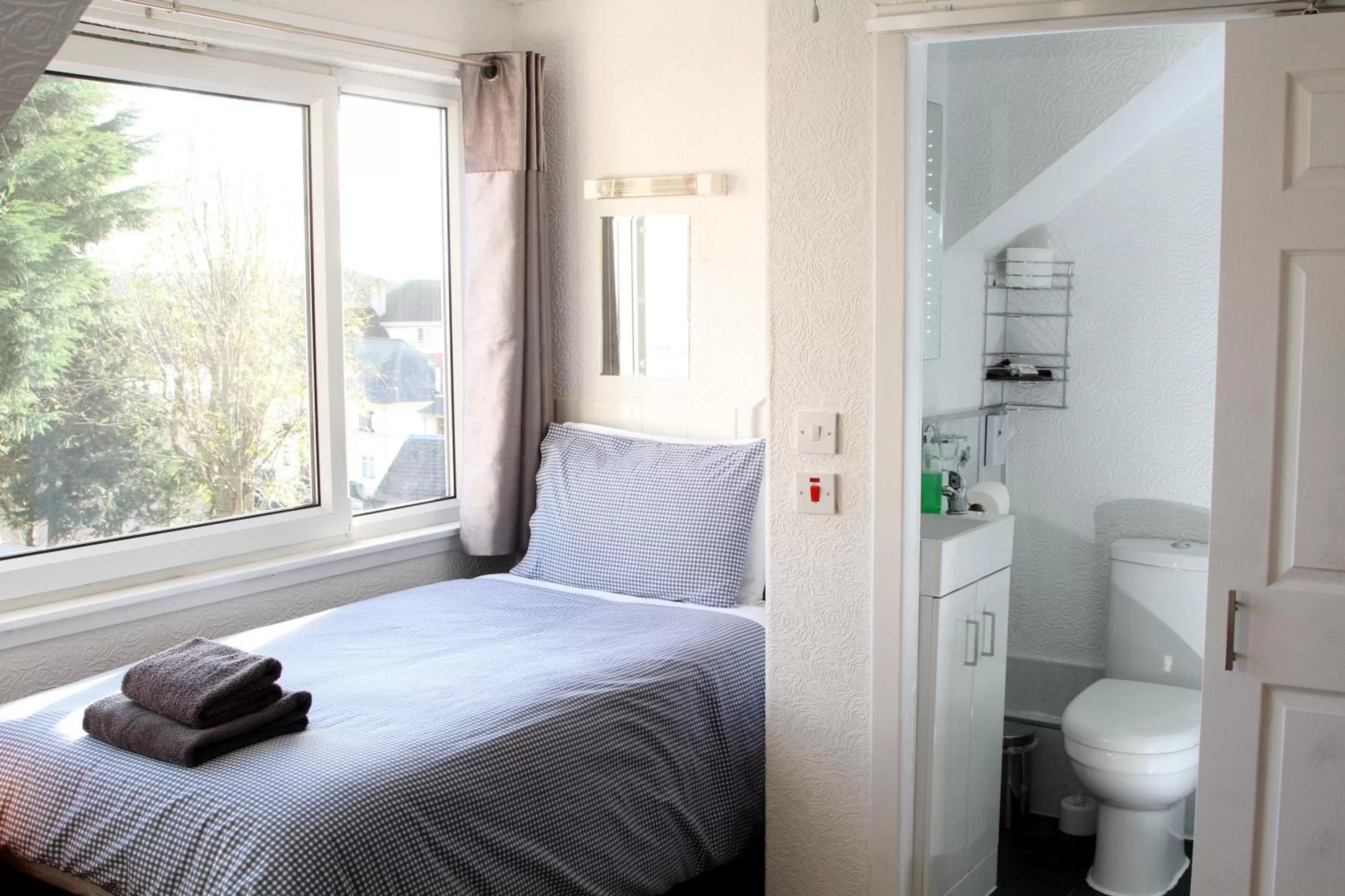 Single Room with Bathroom - single occupancy in Dean Park Guest House