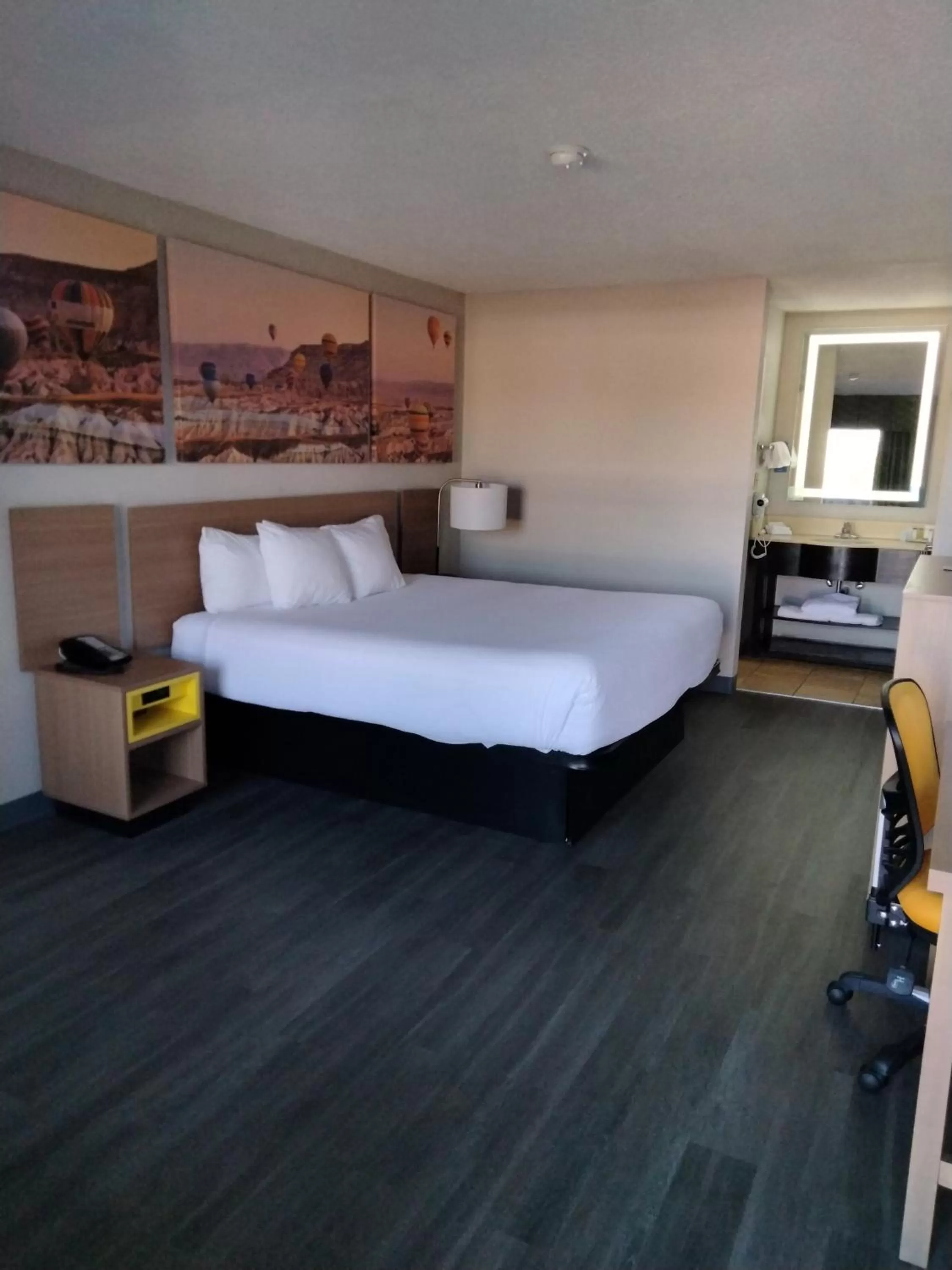 Deluxe King Room - Non-Smoking in Days Inn & Suites by Wyndham Albuquerque North