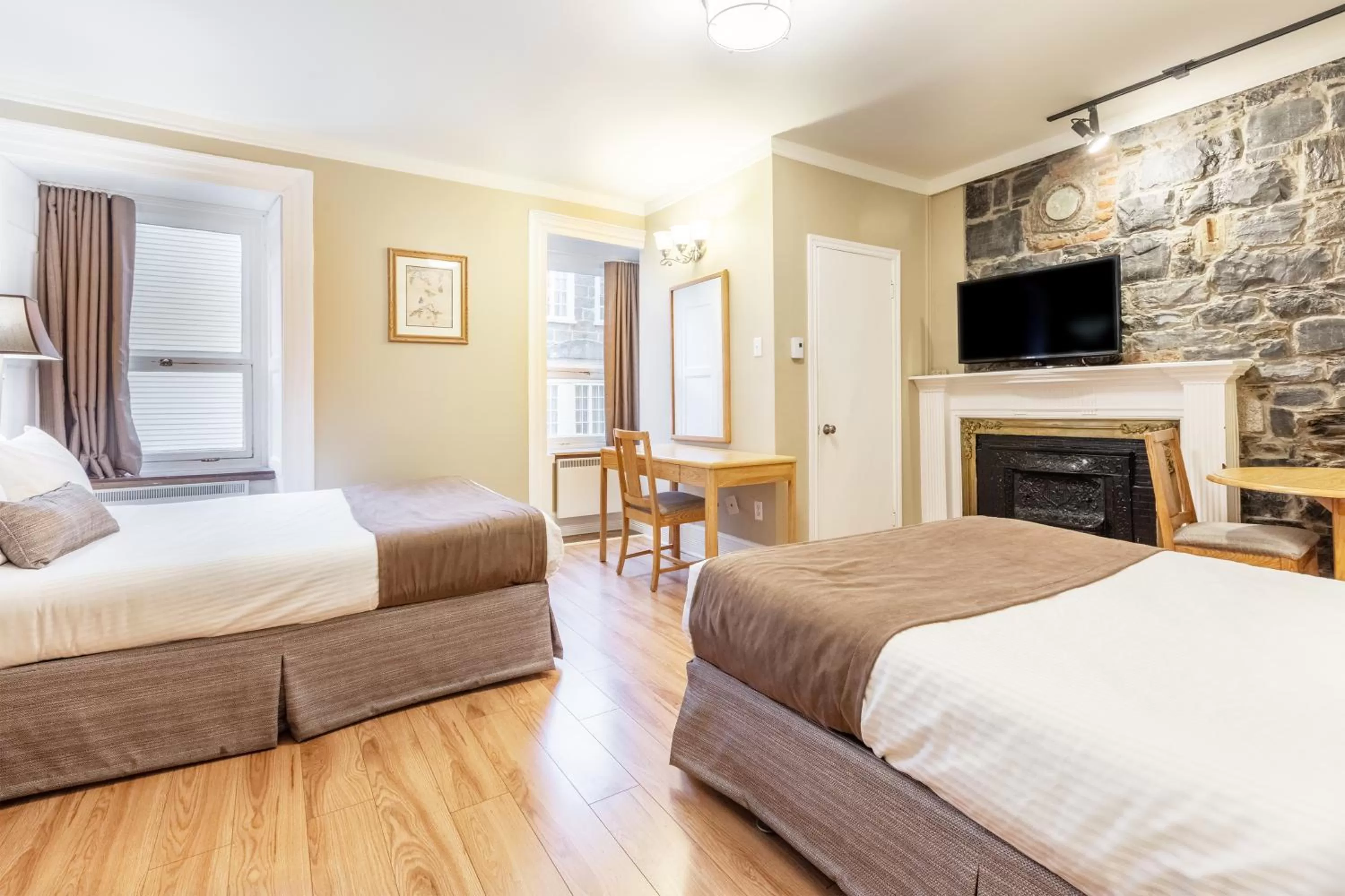 2 Double Beds in Hotel Jardin du Gouverneur