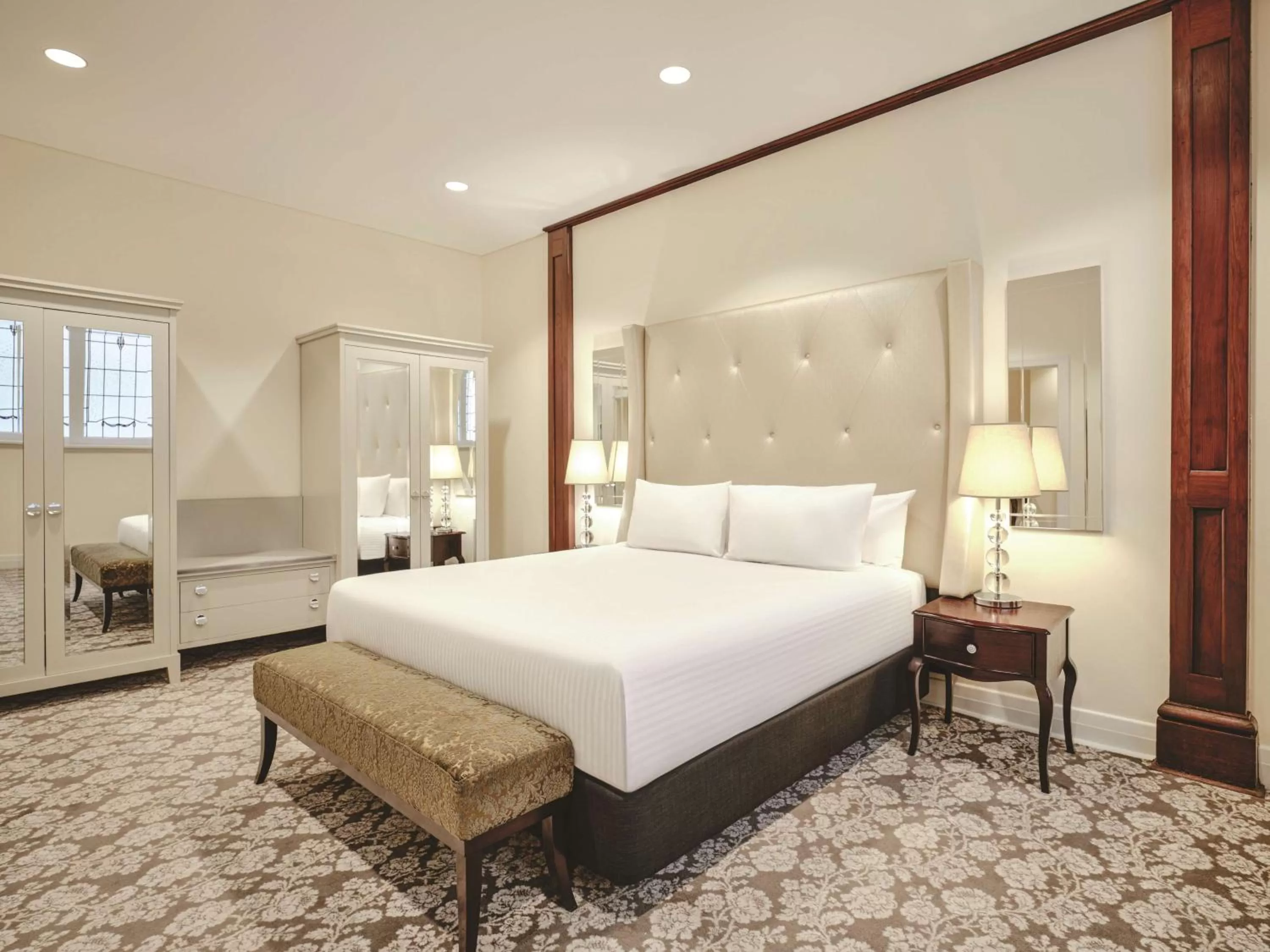 Oakden Suite + 2 Nightly Cocktails in Rendezvous Hotel Melbourne