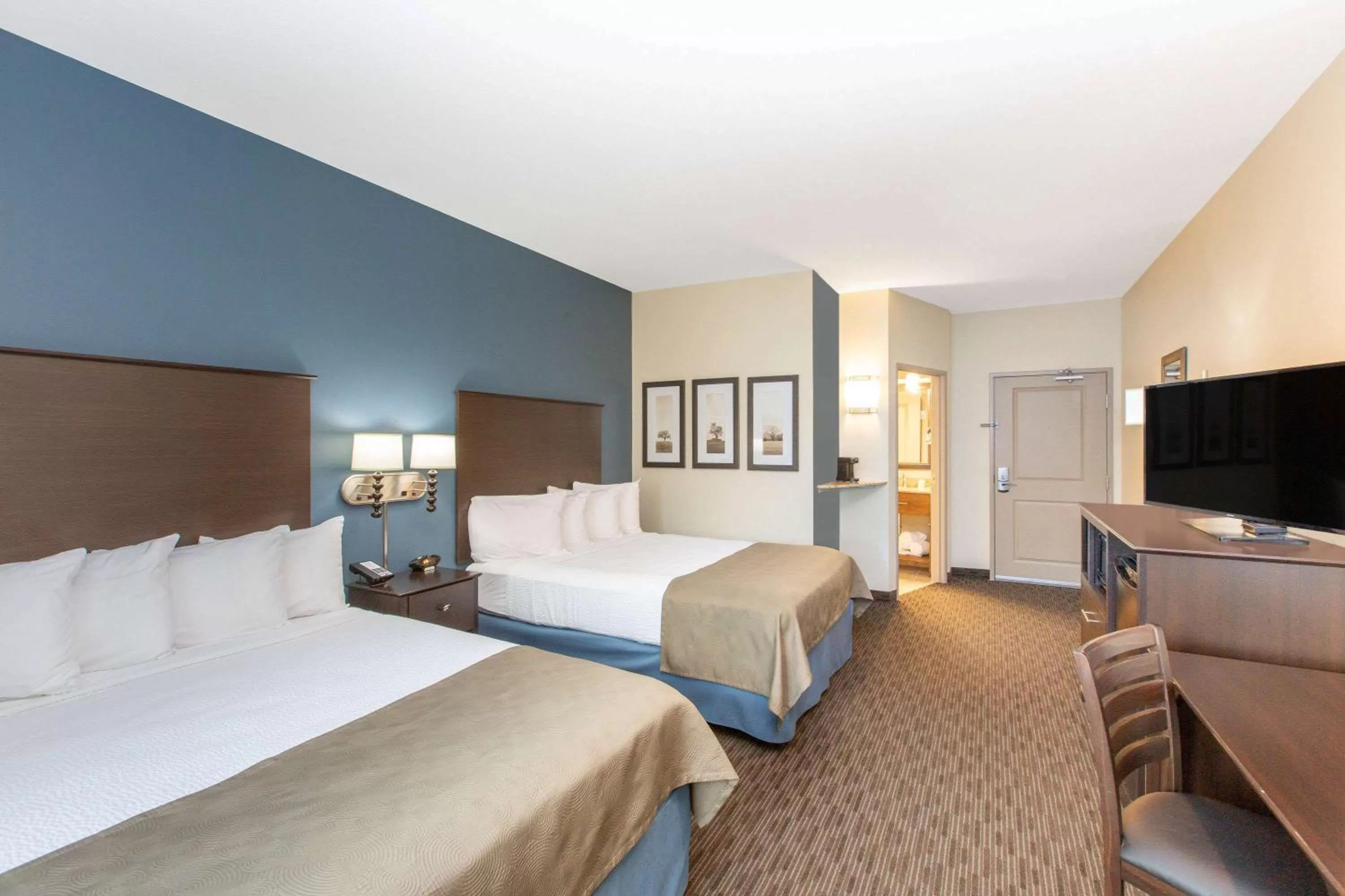 Deluxe Business Queen Room - Non-Smoking in AmericInn by Wyndham Humboldt