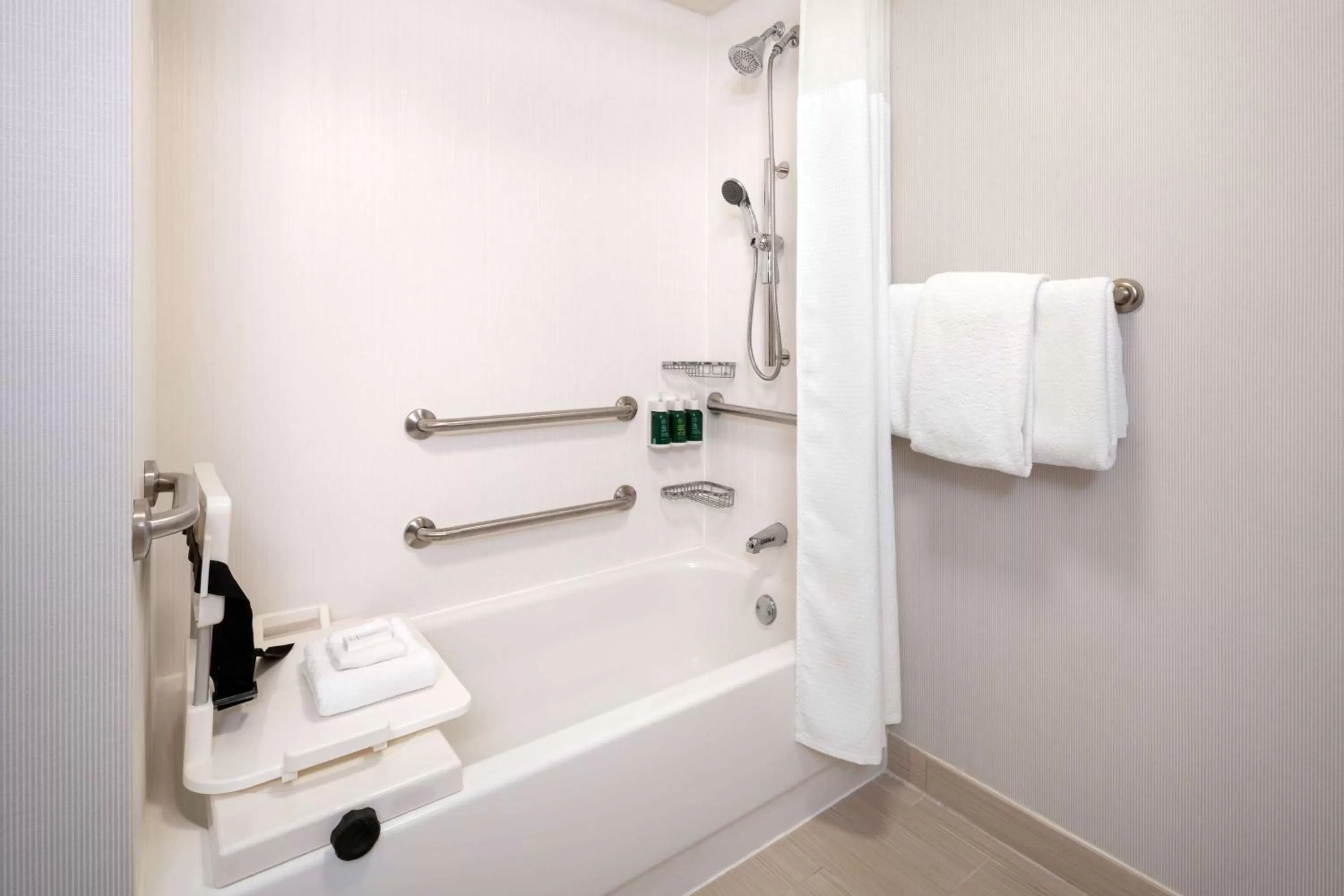 Mobility/Hearing Accessible One-Bedroom King Suite with Tub in Sonesta Select Phoenix Camelback