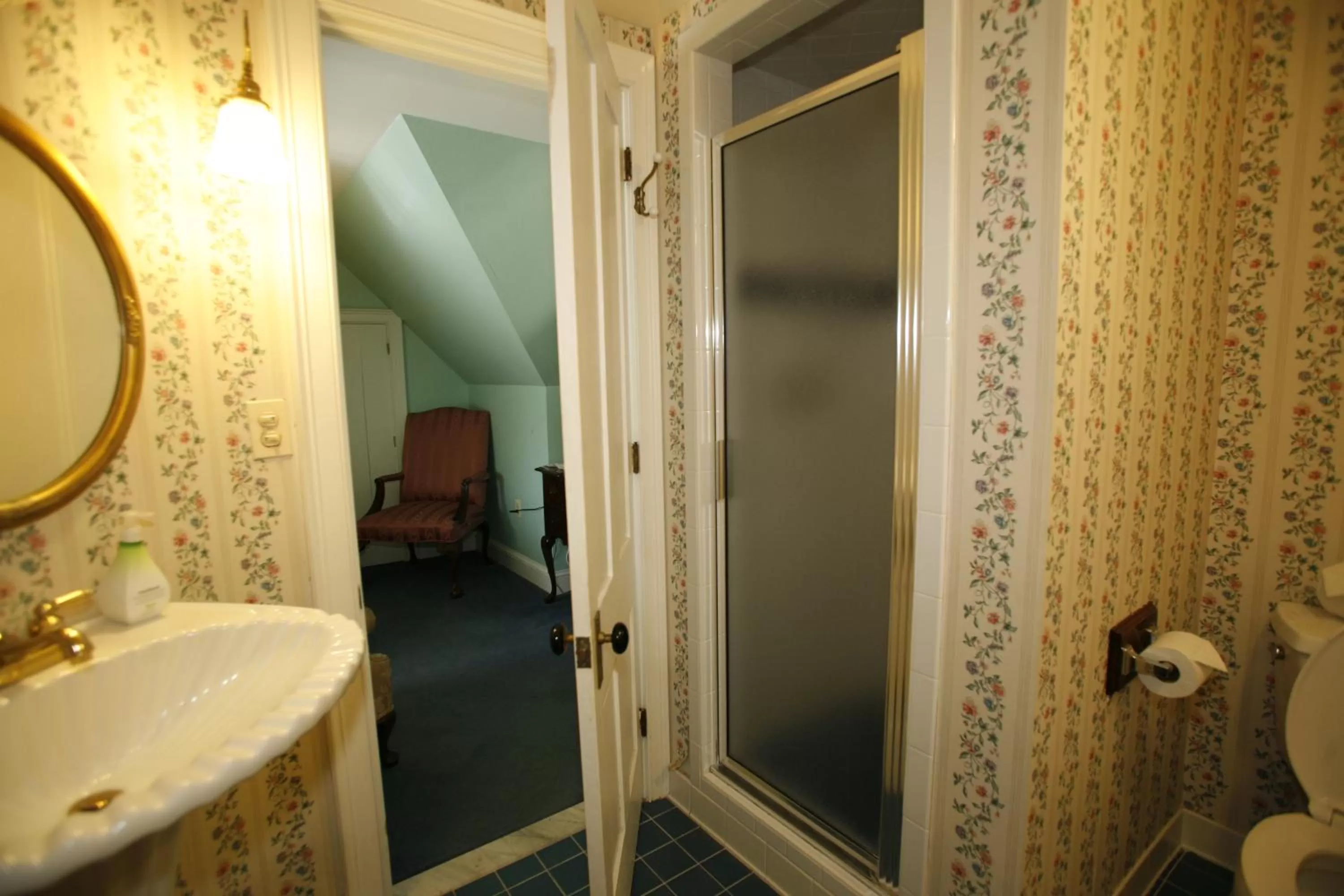 King Suite in Parsonage Inn Bed and Breakfast