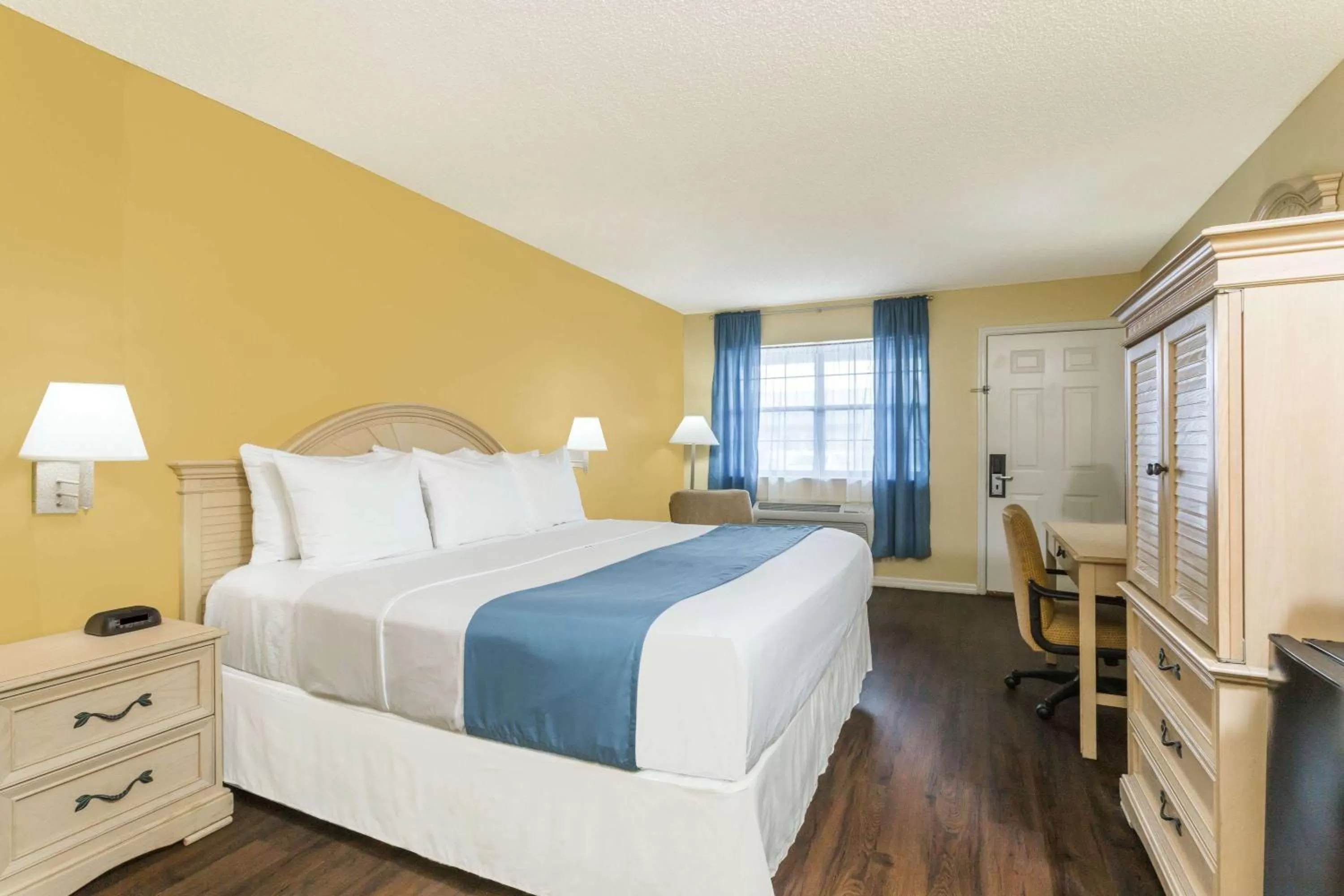 King Bed Studio Suite- Non-Smoking in Days Inn by Wyndham Madison