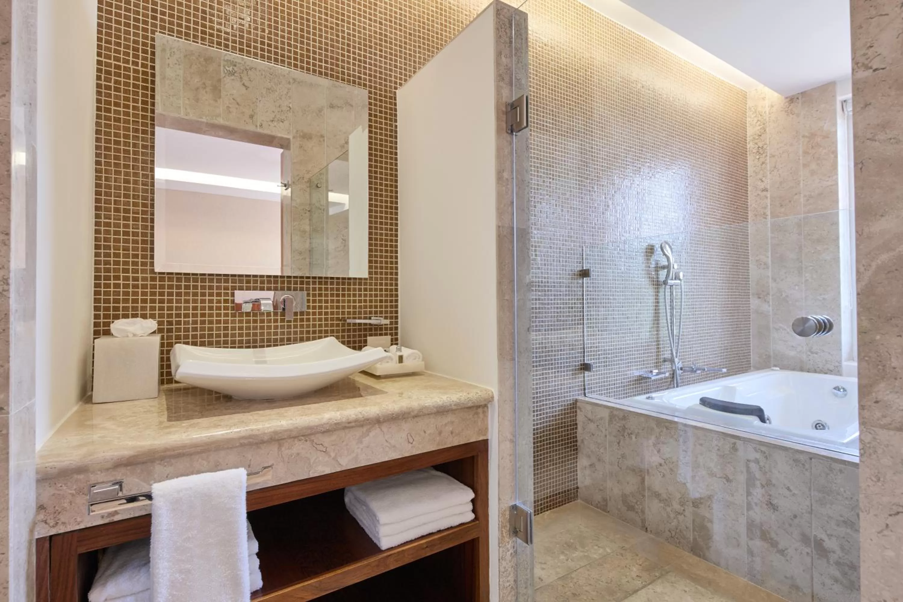 Deluxe Suite with Spa Bath in Senses Quinta Avenida Hotel By Artisan