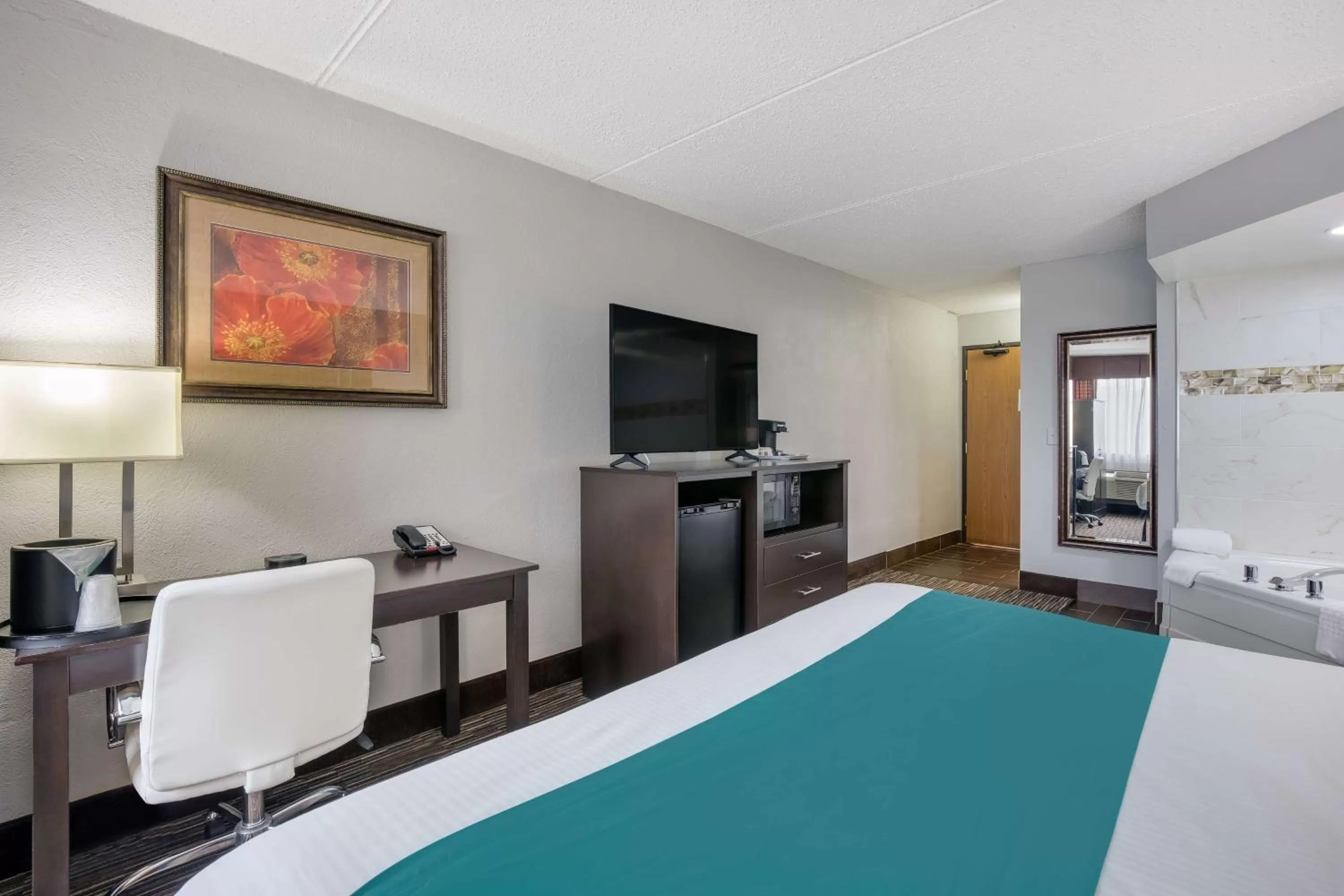 King Room with Whirlpool - Non-Smoking in Best Western Waukesha Grand