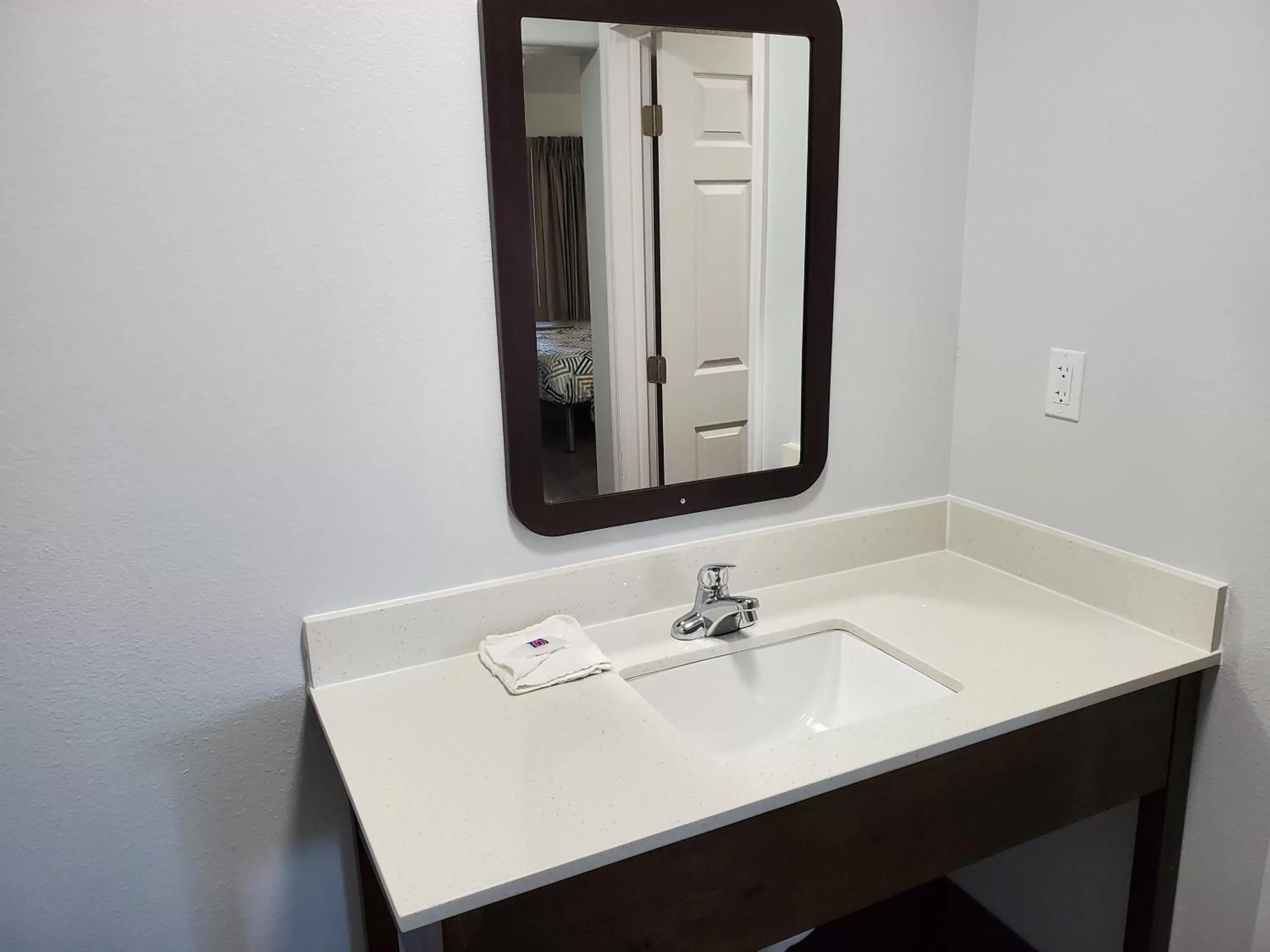 Deluxe King Room - Non-Smoking in Motel 6-Show Low, AZ