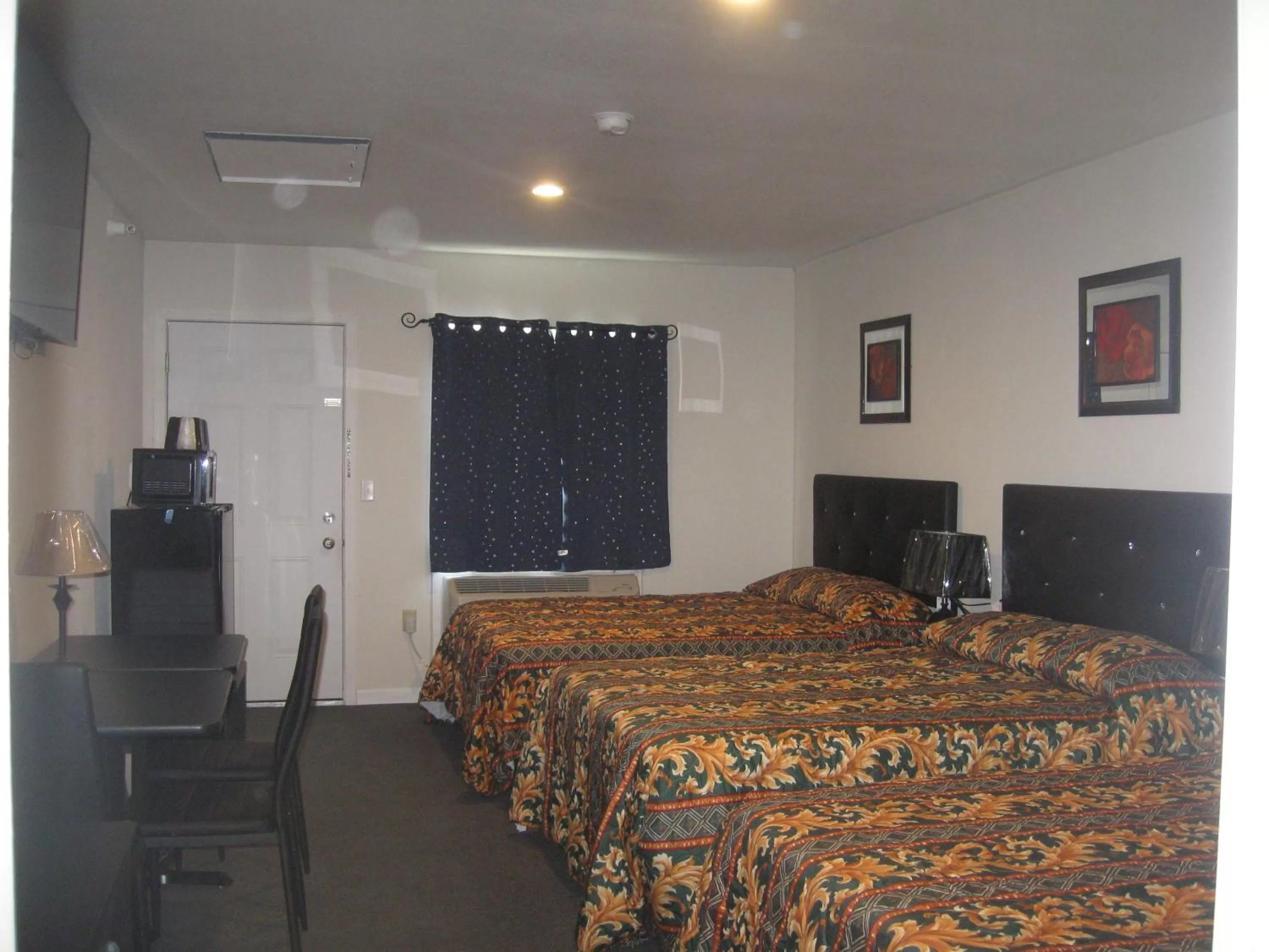 Deluxe Family Room in Western Motel
