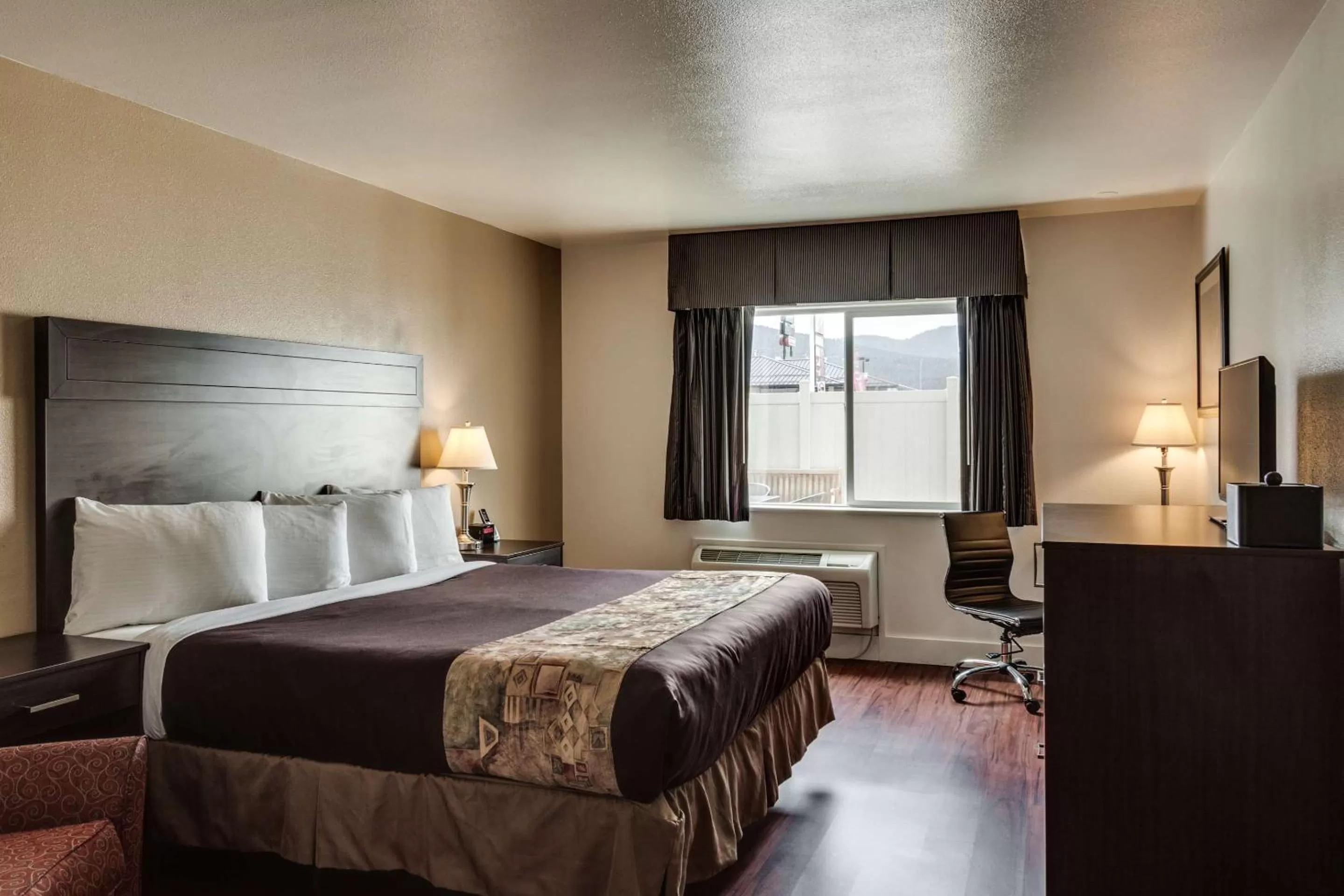 King Room -Pet Friendly in SureStay Plus Hotel by Best Western Post Falls