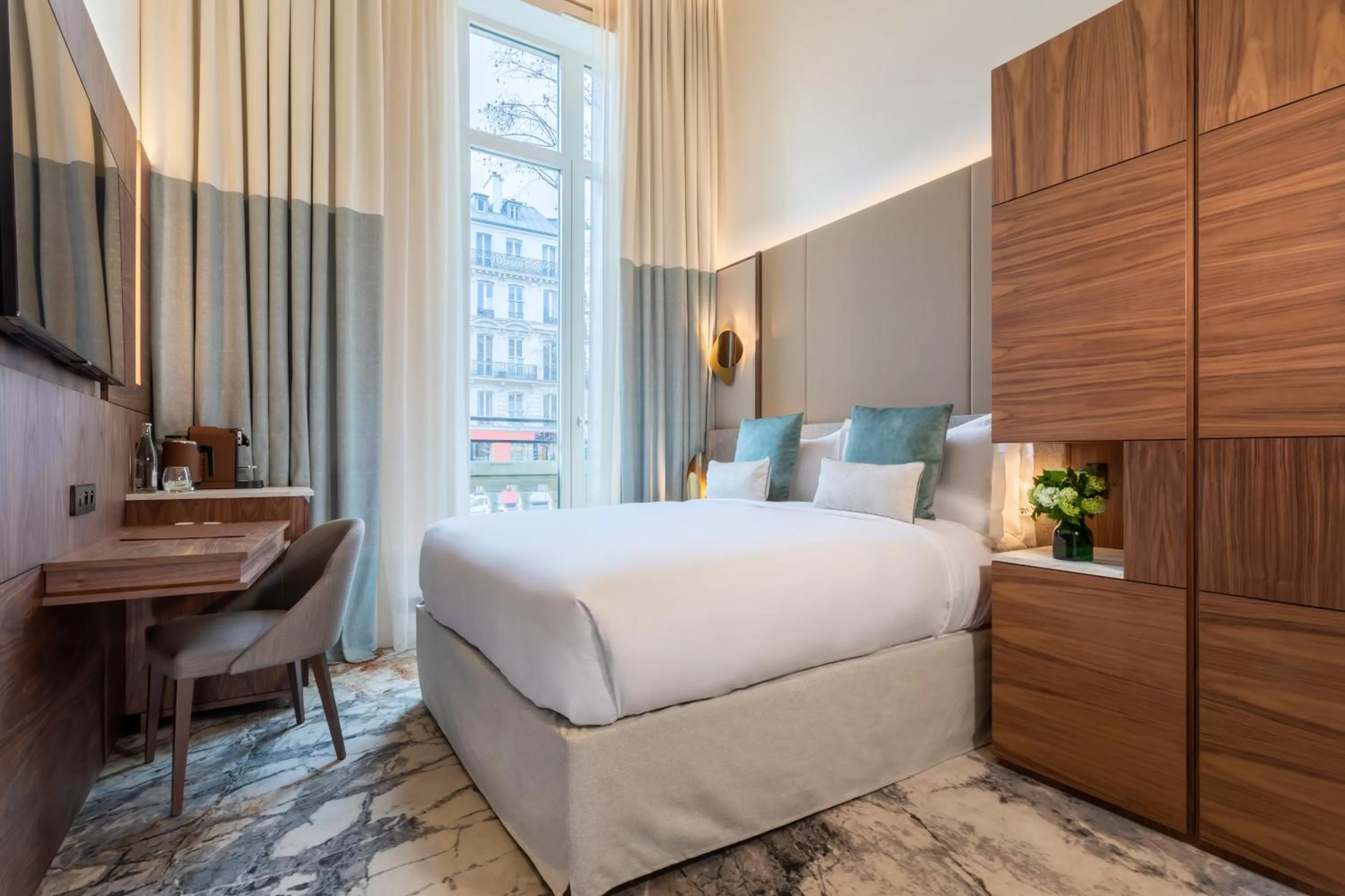 Photo of the whole room, Bed in InterContinental Paris Champs Elysées Etoile by IHG