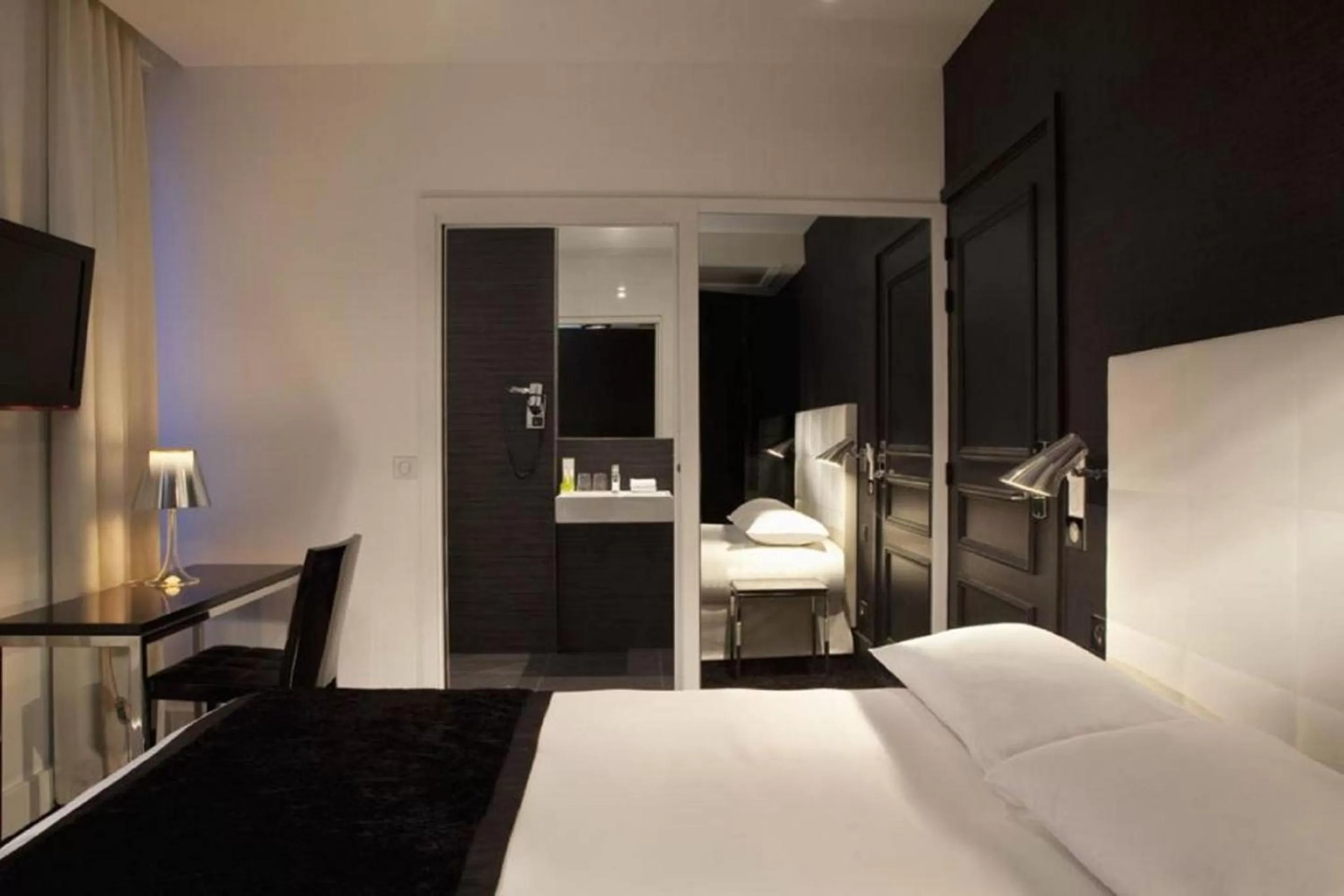 Bedroom, Bed in First Hotel Paris Tour Eiffel