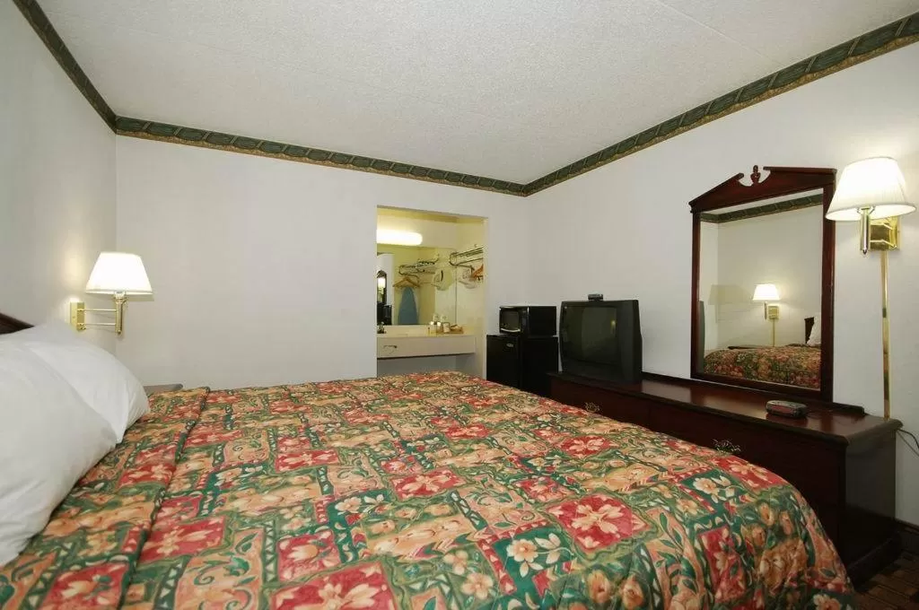 Queen Room - Non-Smoking in Days Inn by Wyndham Dickson