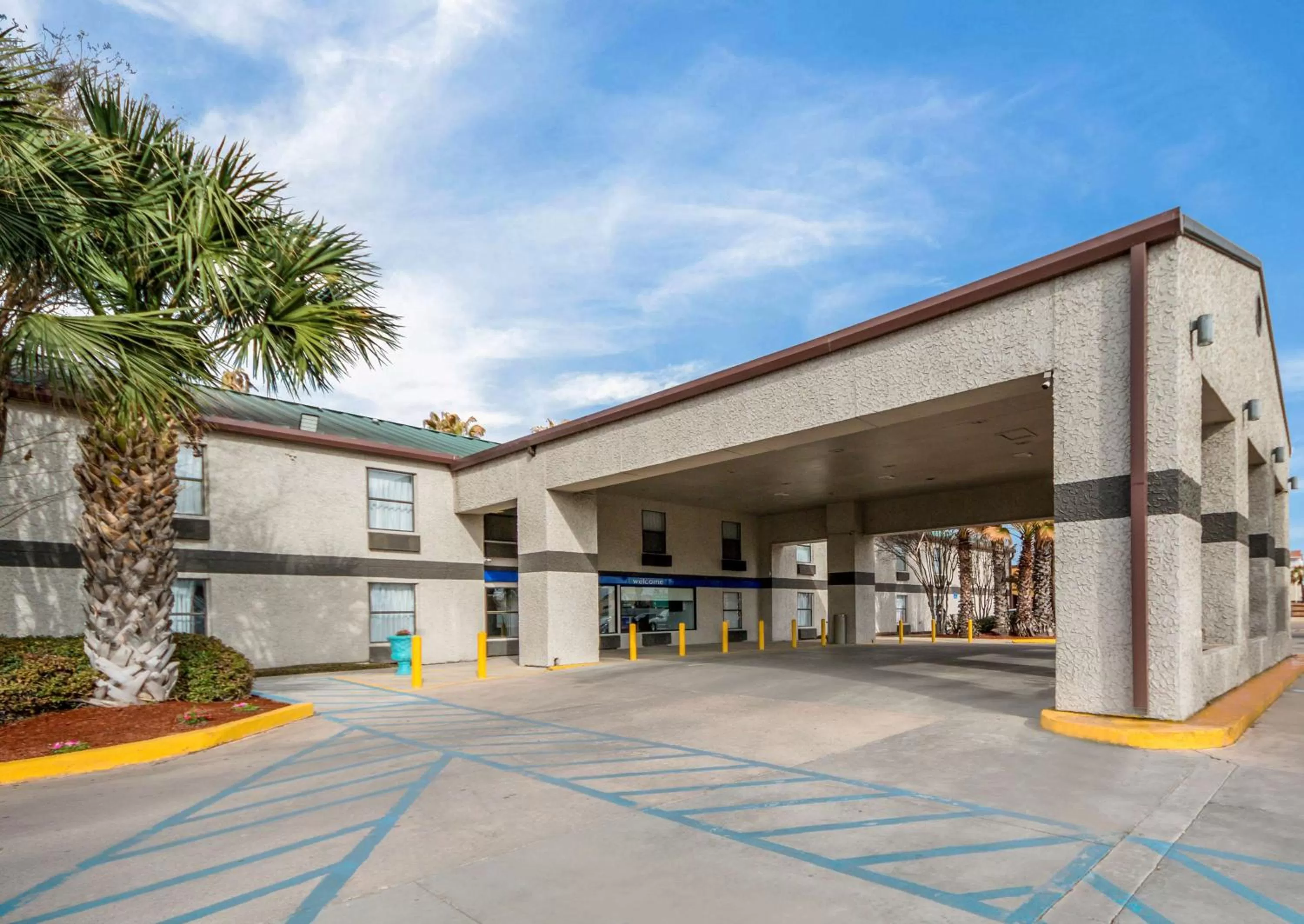 Property building in Studio 6 Laredo, Tx - North I-35