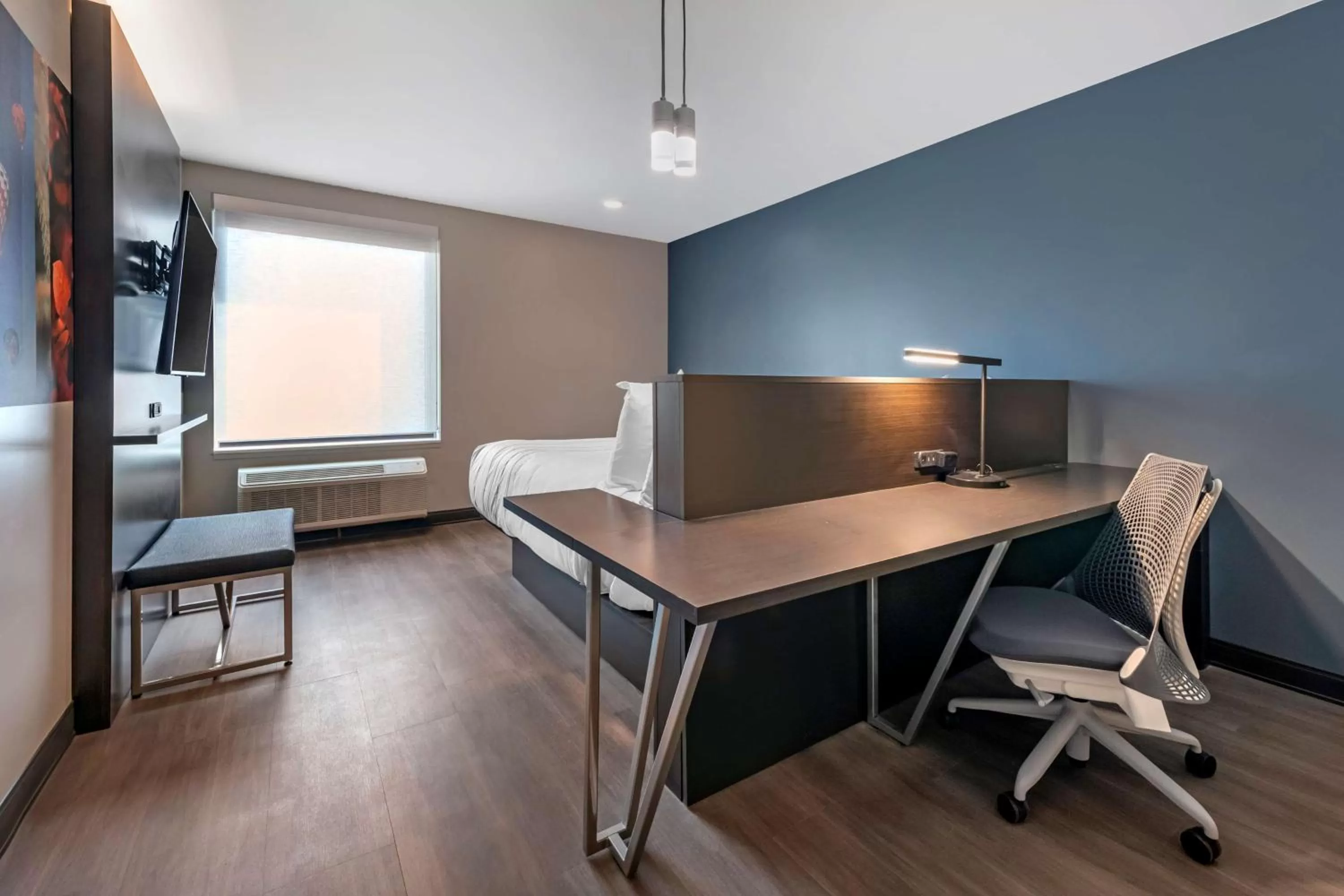 King Suite with Bath Tub - Disability Access in Vīb Hotel by Best Western Denver RiNo