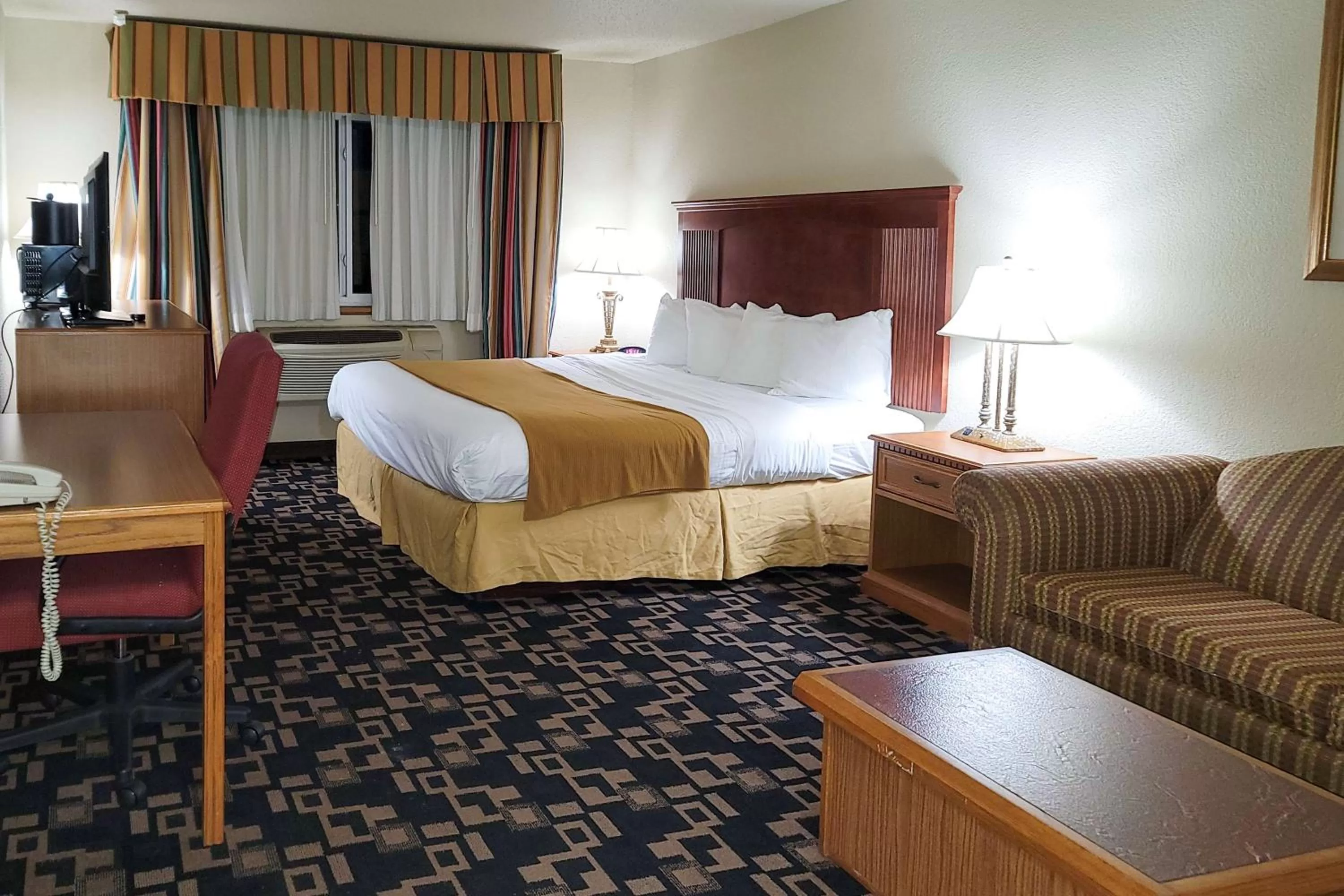 Standard King Room with Sofa Bed - Non-Smoking in Comfort Inn & Suites Shakopee Downtown Area