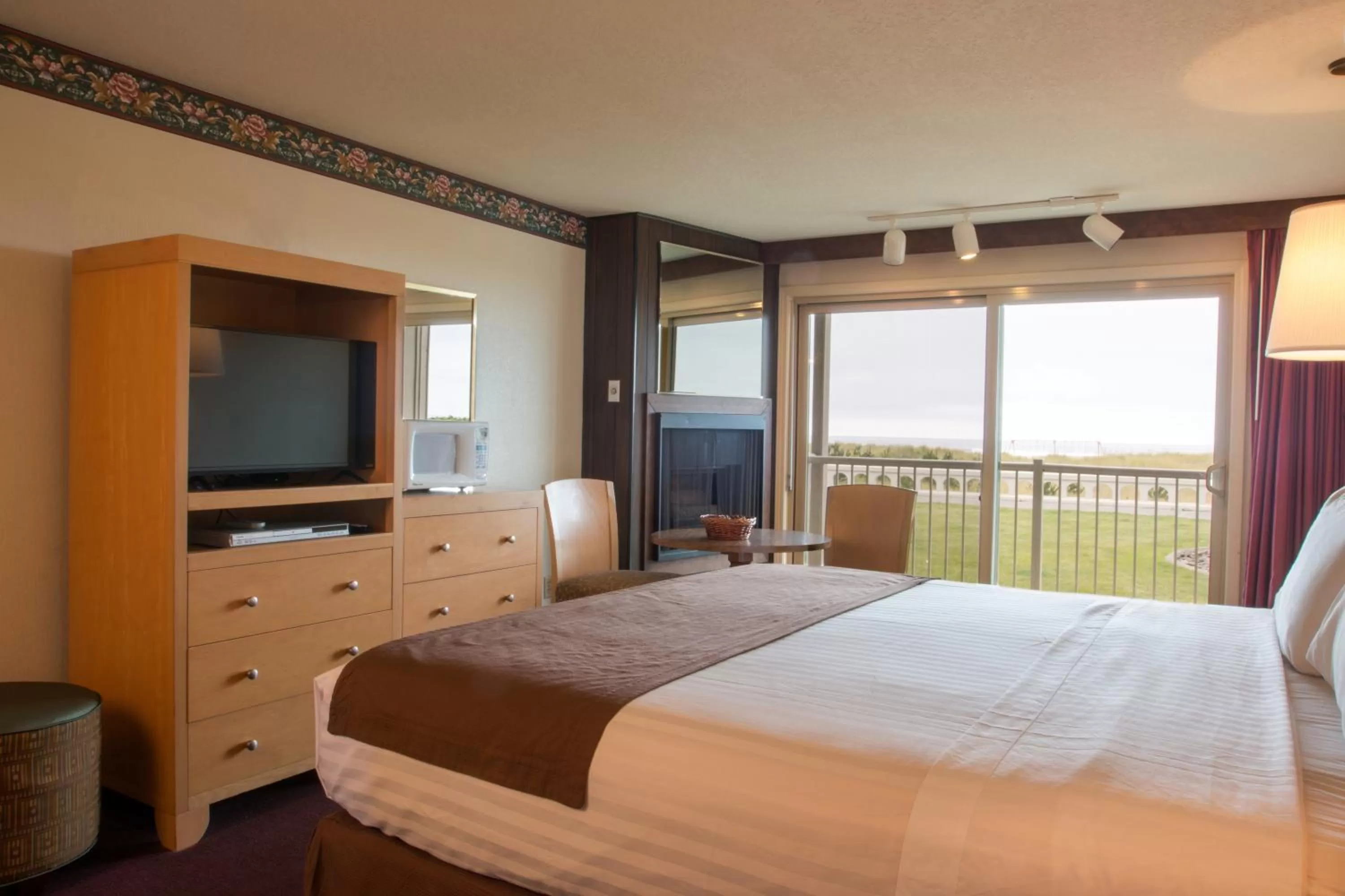 King Room with Ocean View in Hi Tide Oceanfront Inn