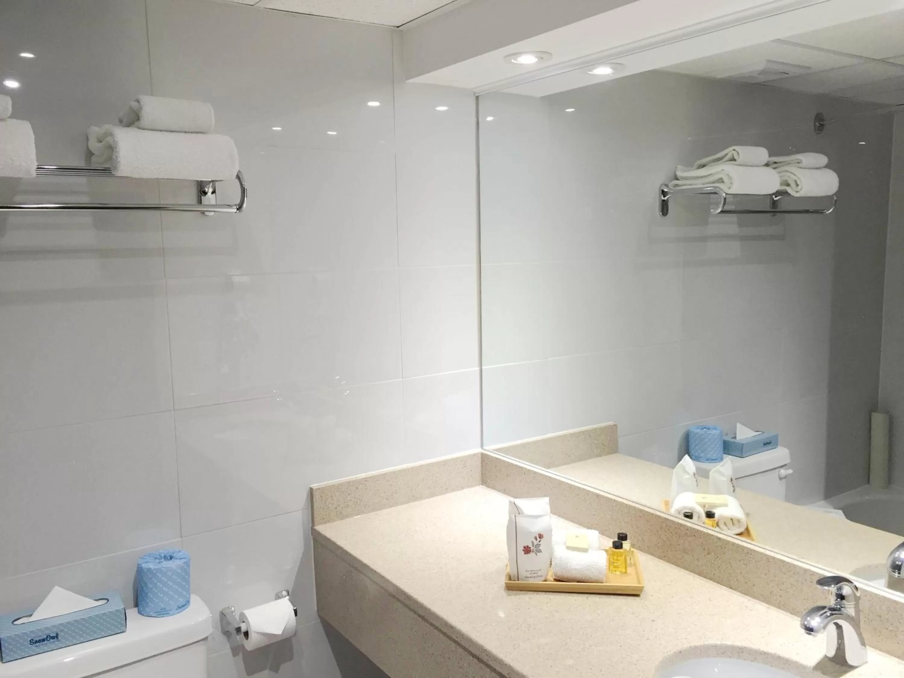 Deluxe Queen Room in Auberge du Grand Lac