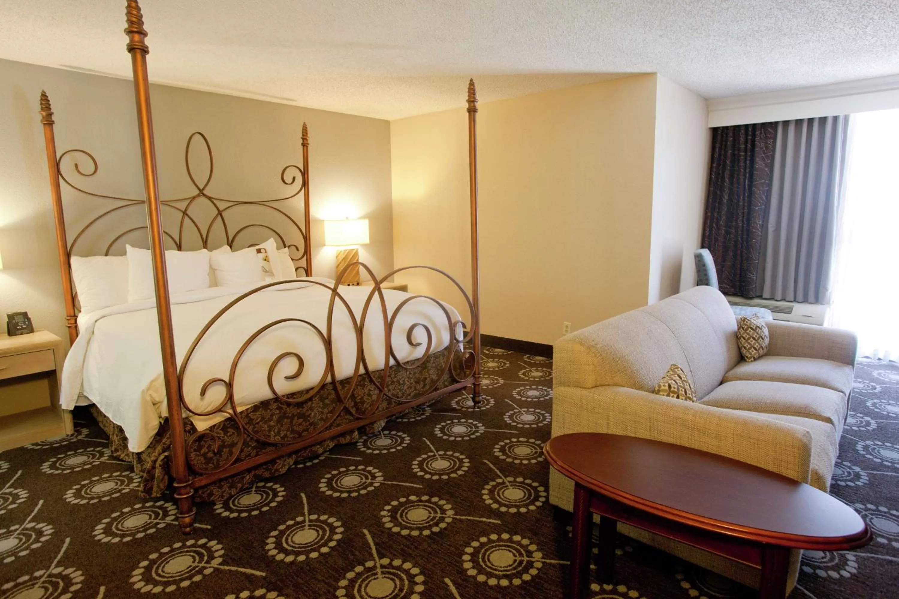Living room, Bed in Midland Plaza Hotel