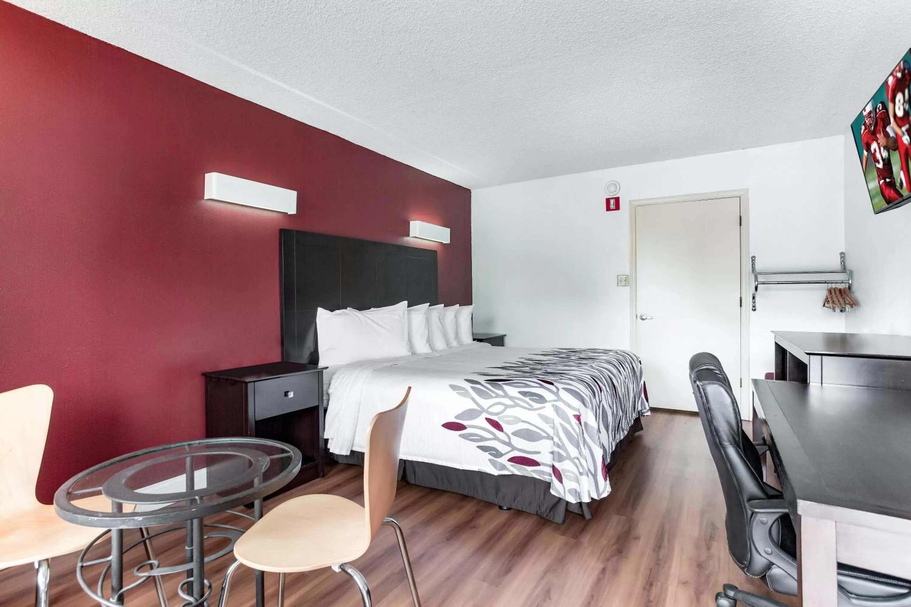 Deluxe King Room - Smoking in Red Roof Inn Monteagle - I-24