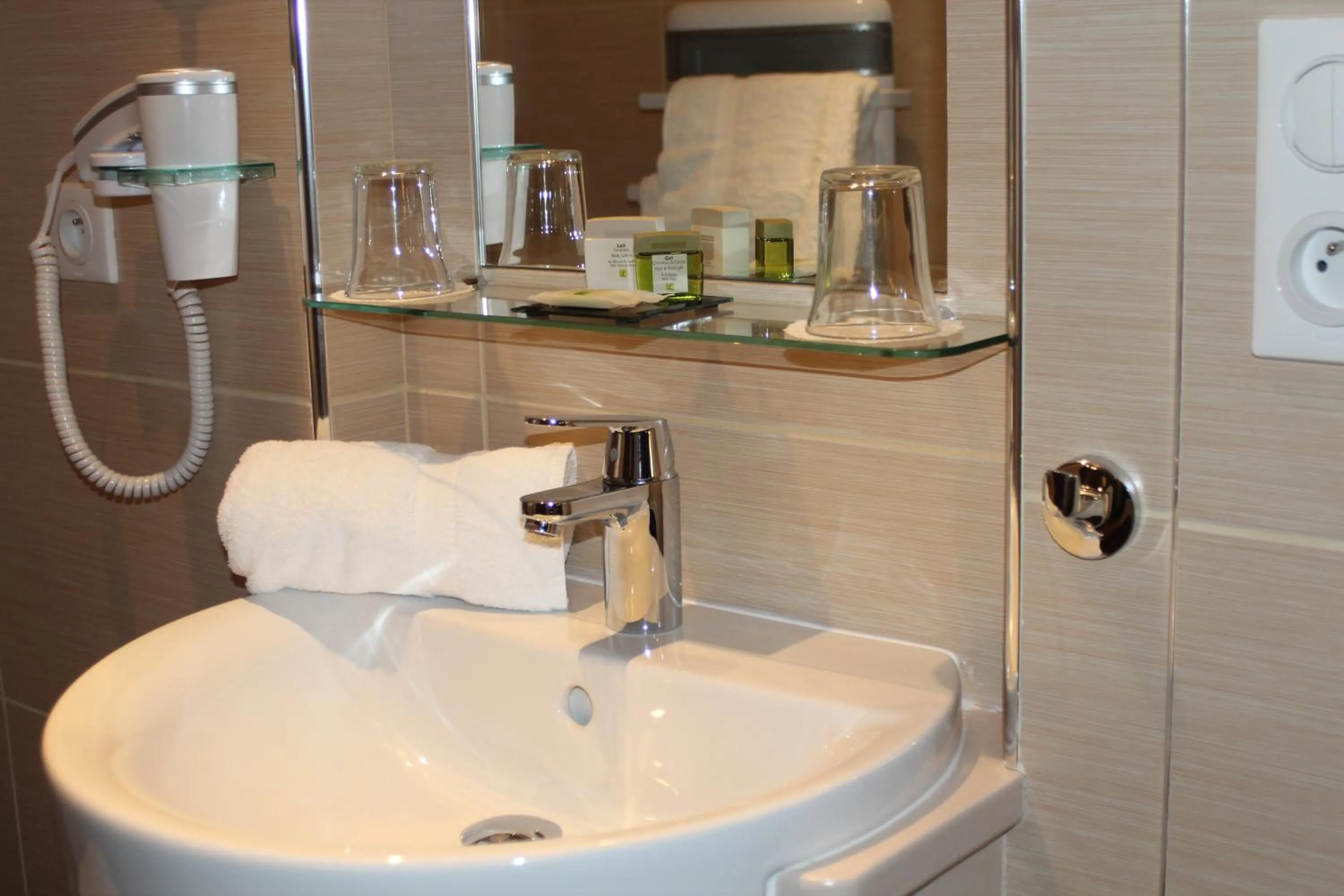 Comfort Double Room in Logis Hôtels Restaurant Les 3 Rois