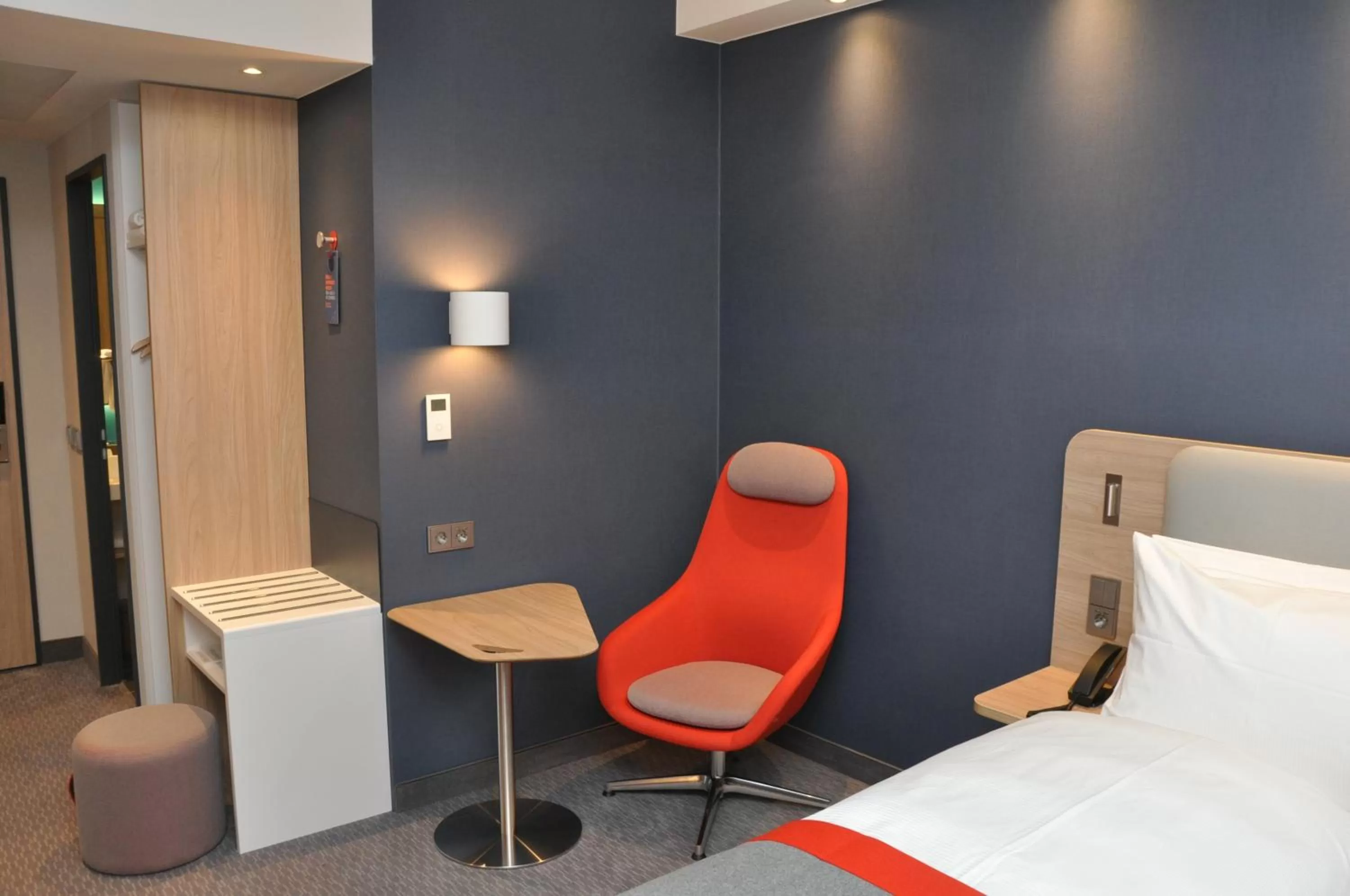 Standard Queen Room - Top Floor in Holiday Inn Express - Sindelfingen by IHG