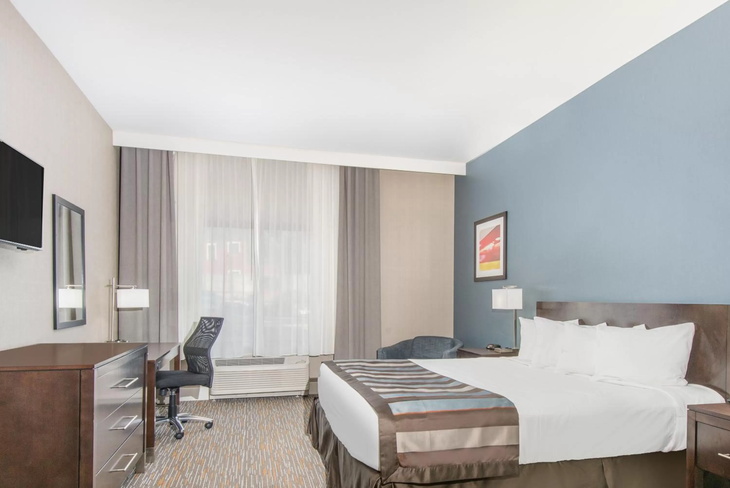 King Suite with Bath Tub - Mobility/Hearing Accessible - Non-Smoking in Wingate by Wyndham Niagara Falls