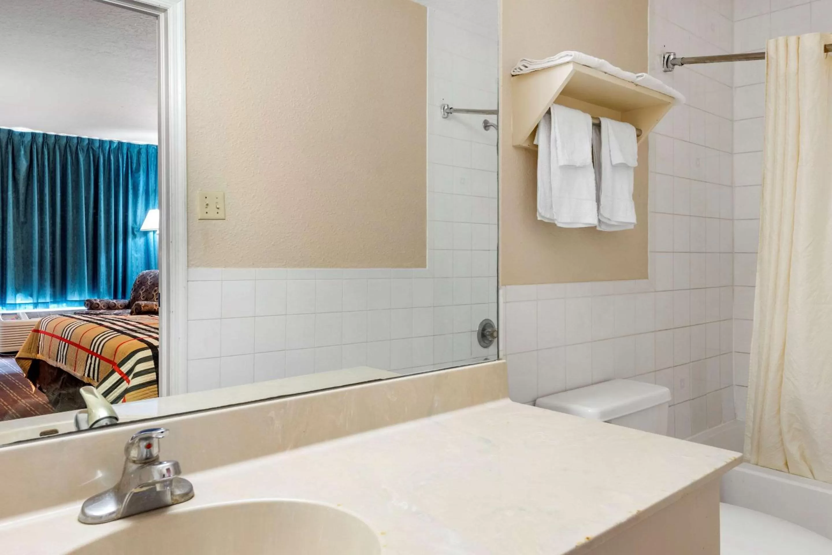 King Room - Non-Smoking in Rodeway Inn New Port Richey