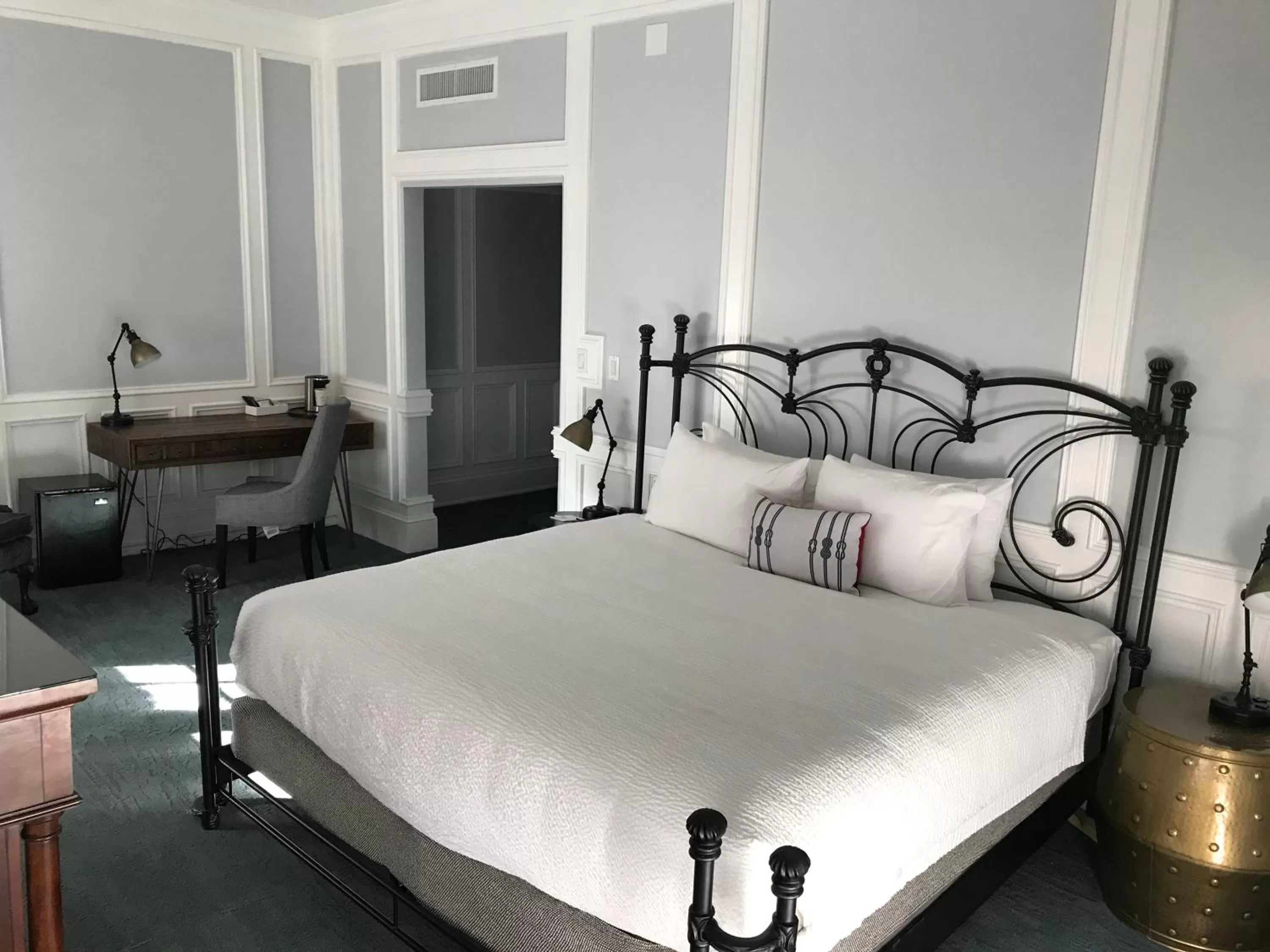 King Room - Disability Access in River Street Inn