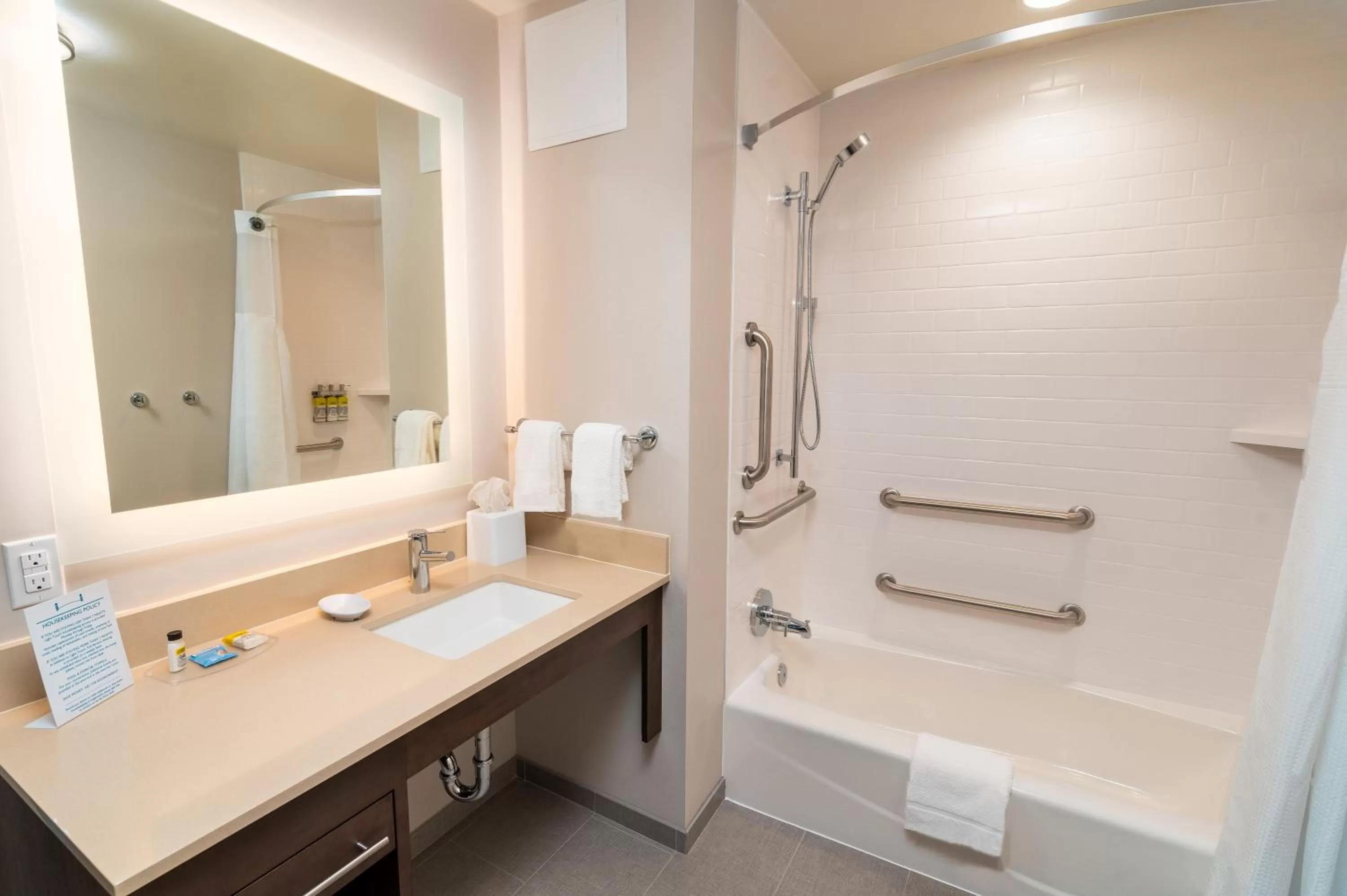 One-Bedroom Queen Room with Hearing Mobility Accessible Tub - Non-Smoking in Staybridge Suites - Washington DC East - Largo by IHG