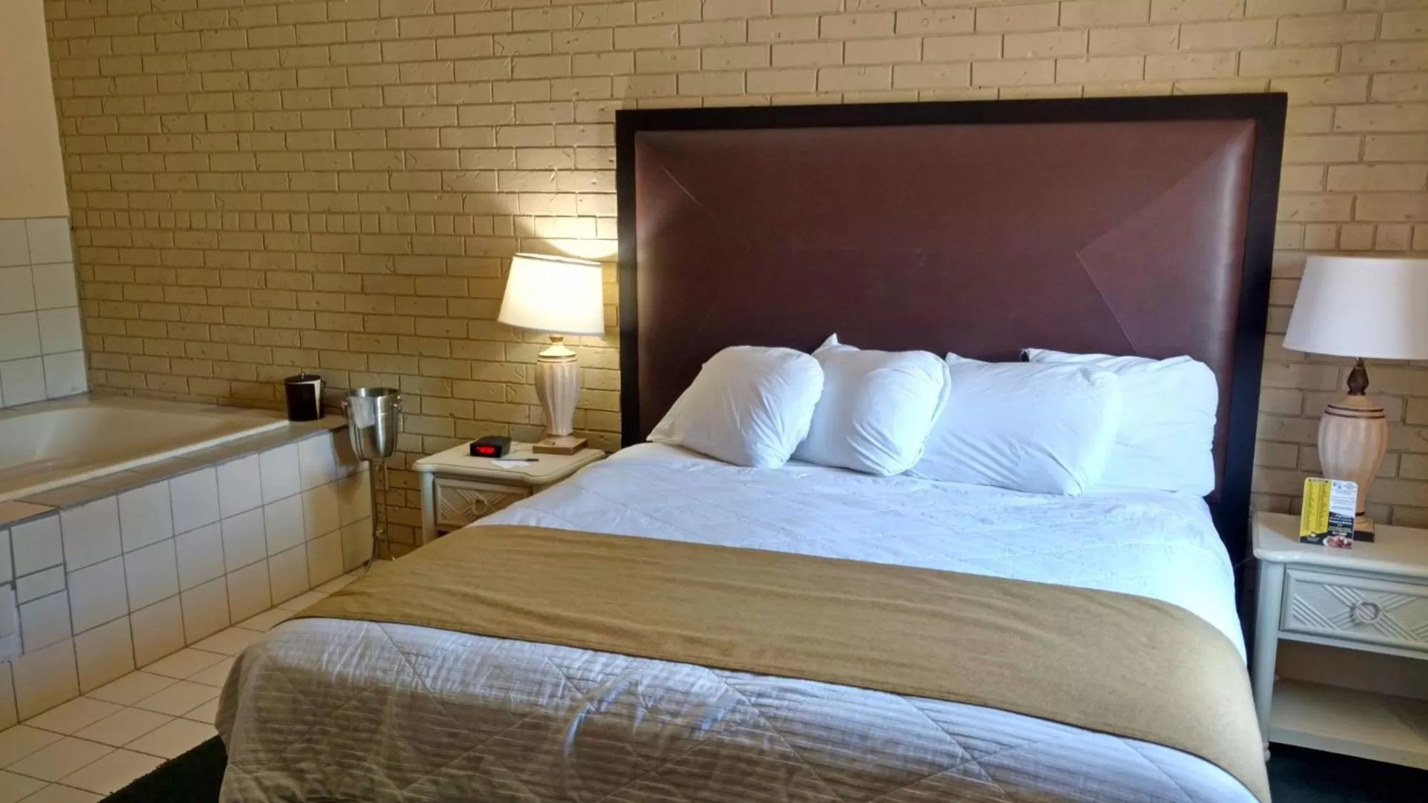 King Suite in Americas Best Value Inn Webster City