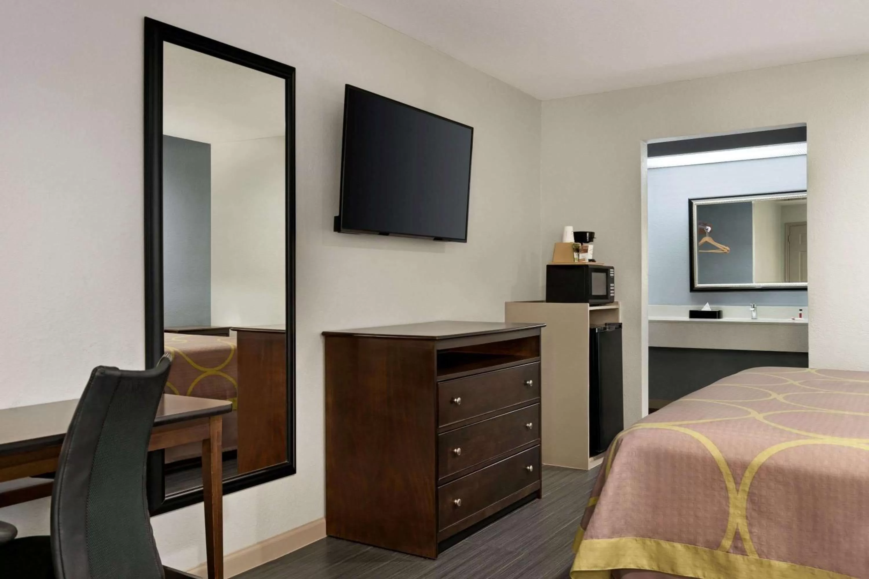 King Room - Smoking  in Super 8 by Wyndham Houston/Dtwn/I-610