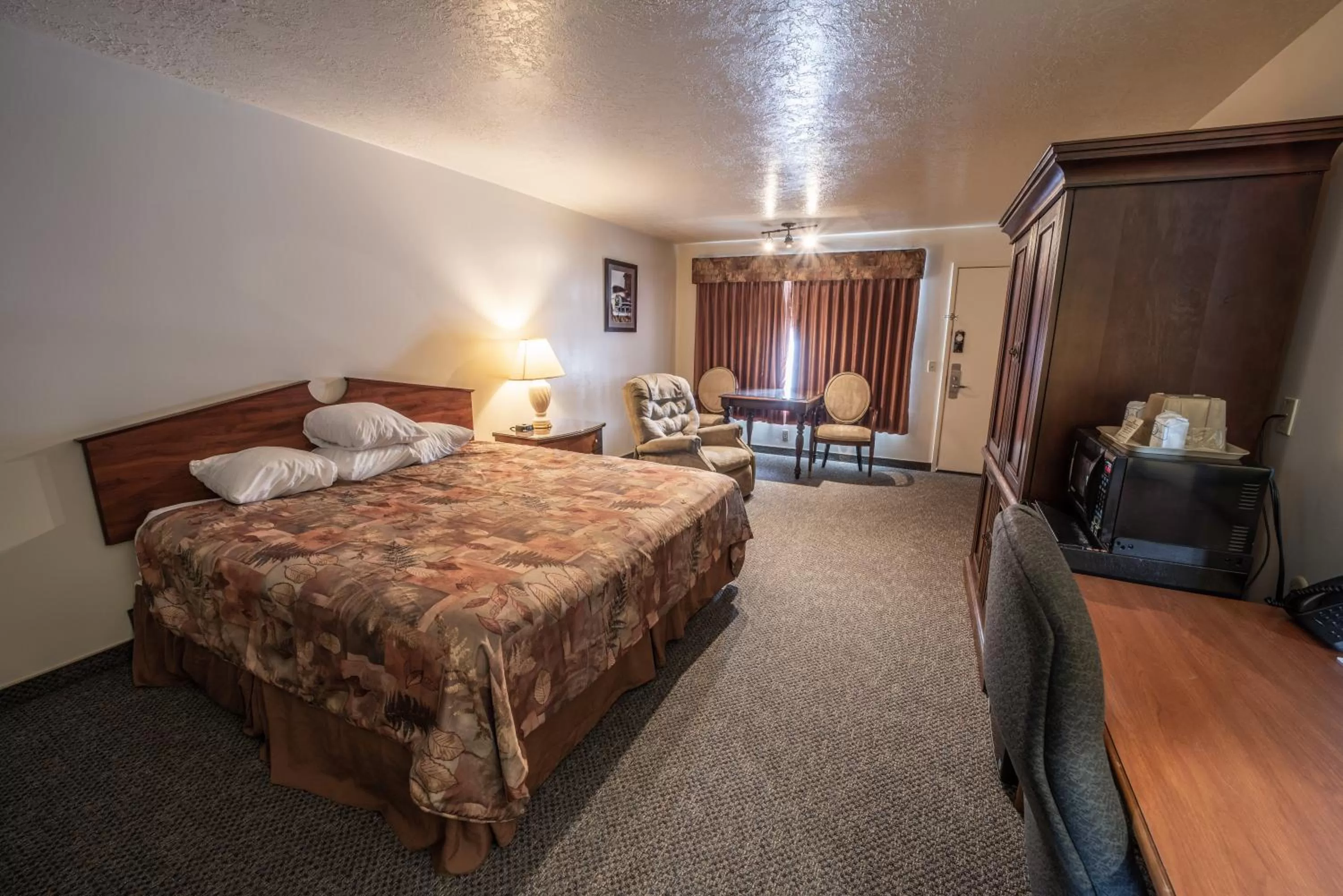 Deluxe King Room - single occupancy in Clover Creek Inn
